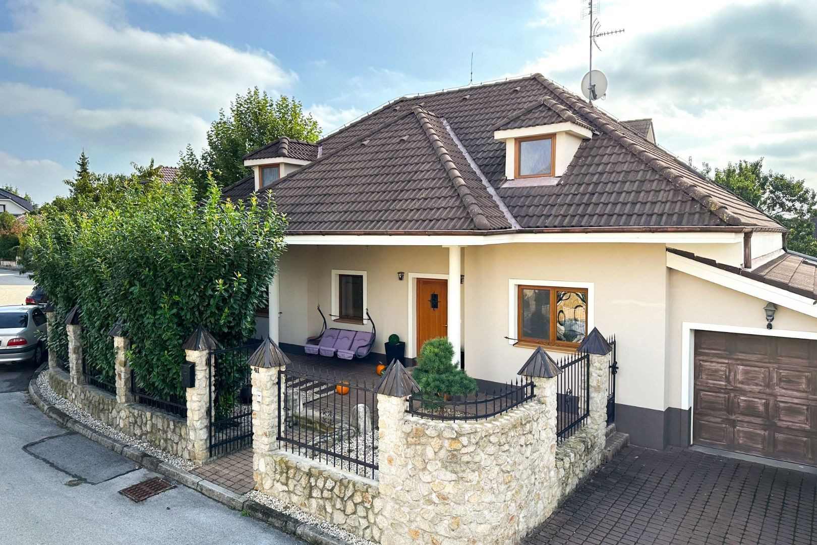 Na predaj 6izb.rod.dom  s garážou vo vyhľadávanej časti Modranky na Lúčnej ulici.