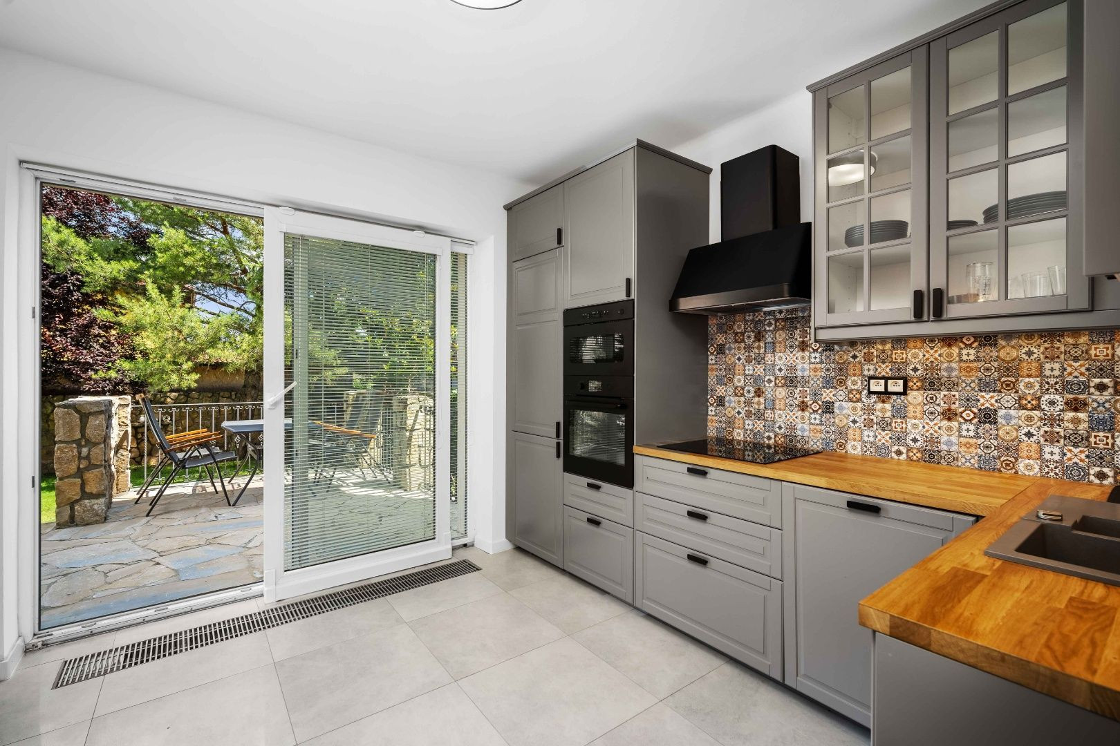 Rezervovaný!! Ponúkame na predaj 2 samostatne stojace domy na jednom pozemku v blízkosti centra mesta Senec!!