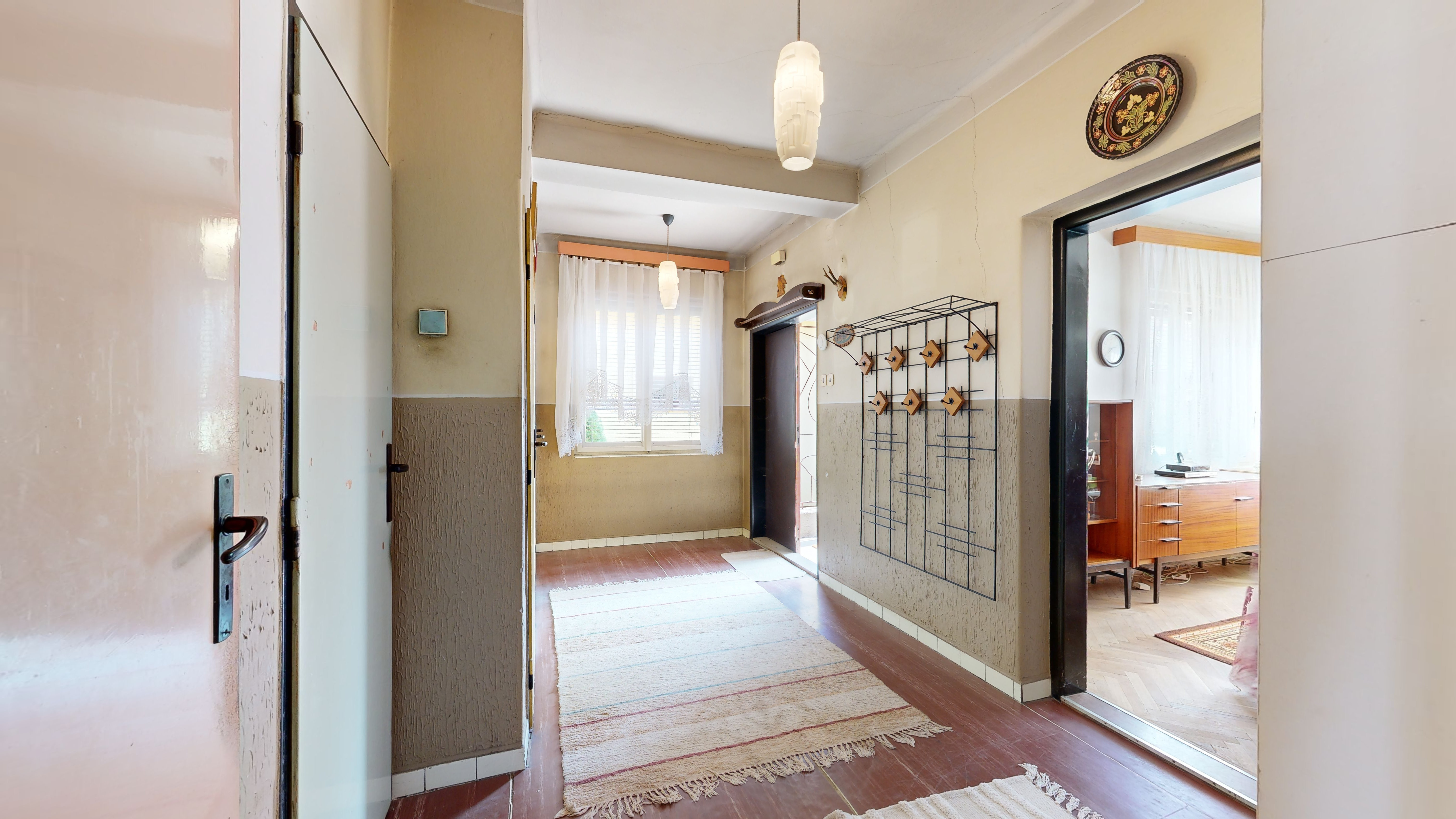 3D PREHLIADKA + VIDEO / Starší RD s perfektnou polohou pri Slnečných jazerách a veľkým potenciálom