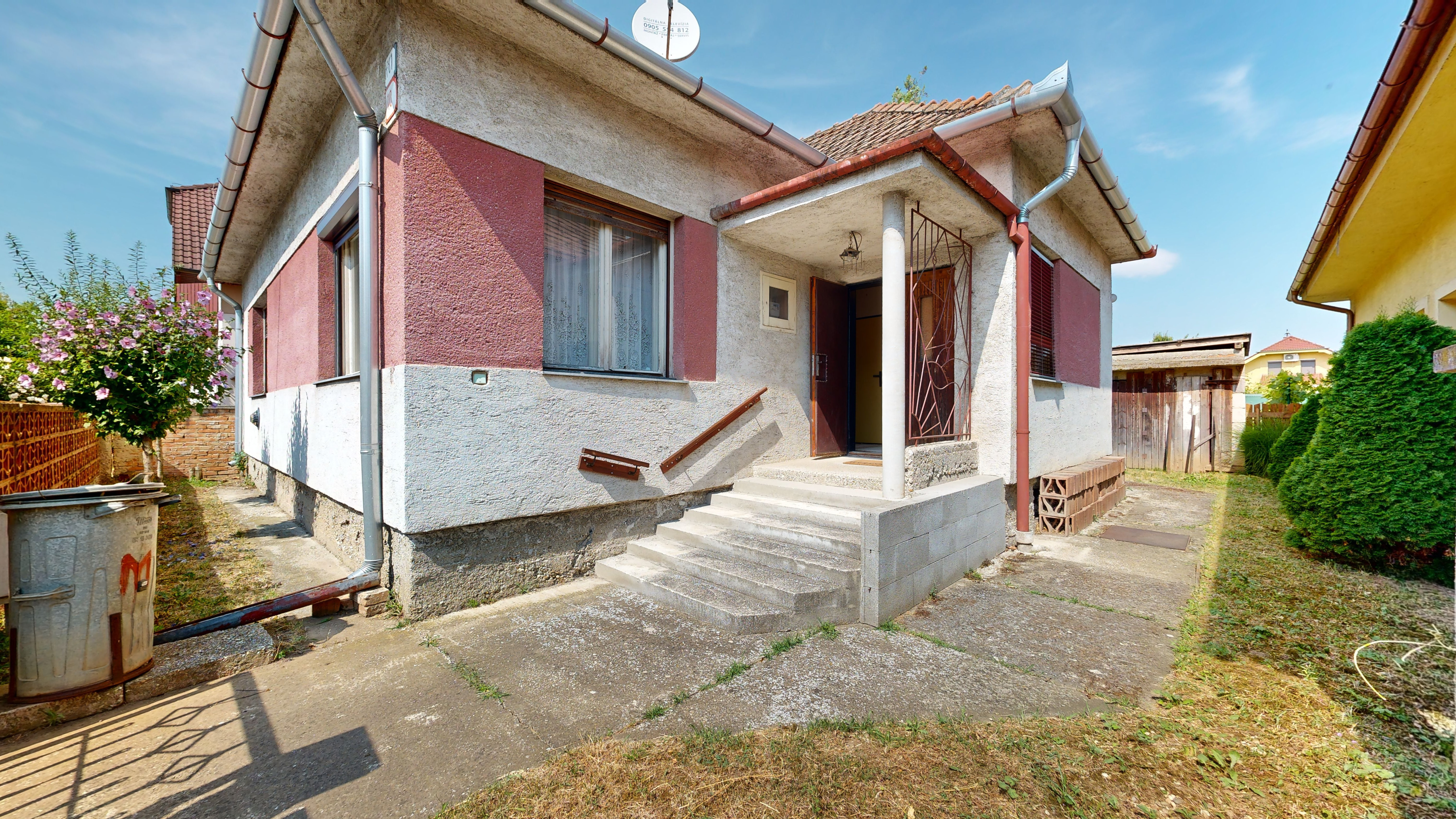 3D PREHLIADKA + VIDEO / Starší RD s perfektnou polohou pri Slnečných jazerách a veľkým potenciálom