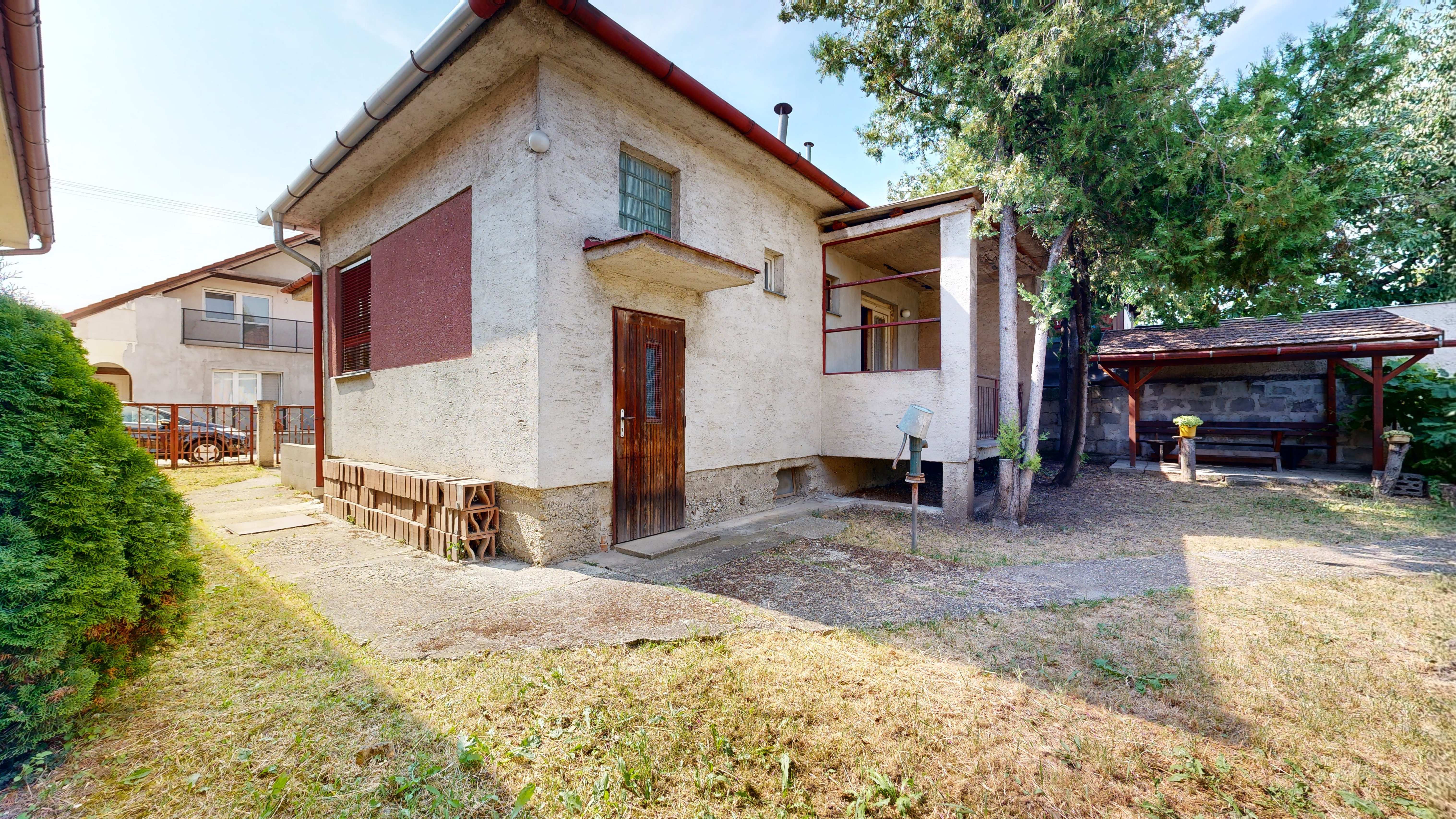 3D PREHLIADKA + VIDEO / Starší RD s perfektnou polohou pri Slnečných jazerách a veľkým potenciálom