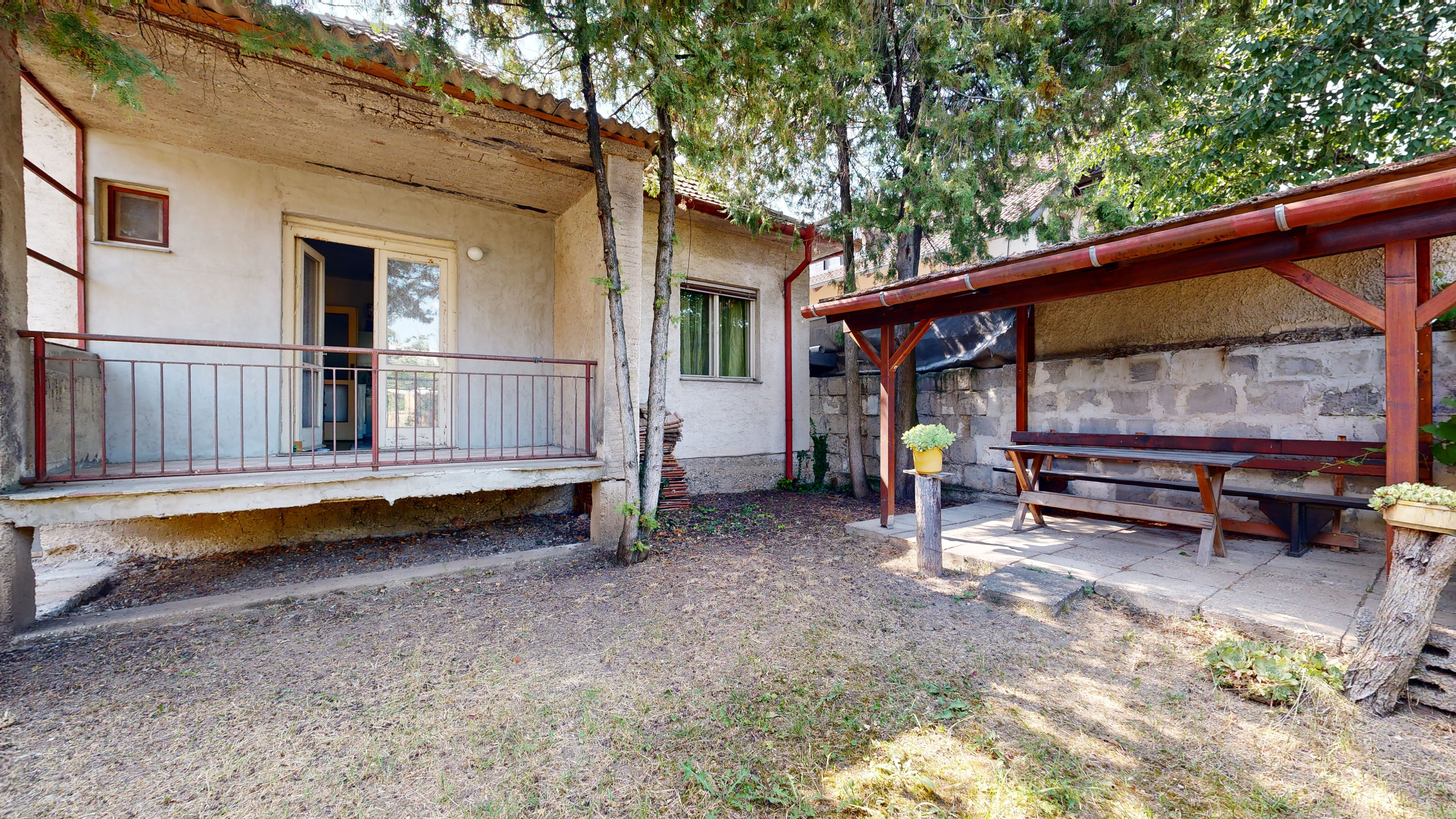 3D PREHLIADKA + VIDEO / Starší RD s perfektnou polohou pri Slnečných jazerách a veľkým potenciálom