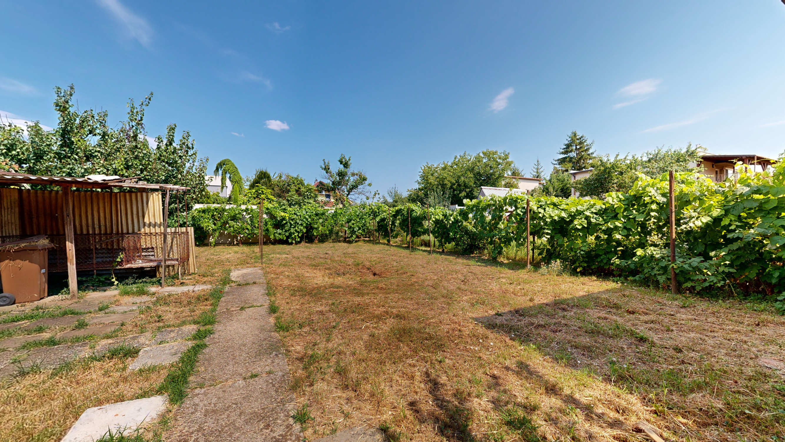 3D PREHLIADKA + VIDEO / Starší RD s perfektnou polohou pri Slnečných jazerách a veľkým potenciálom