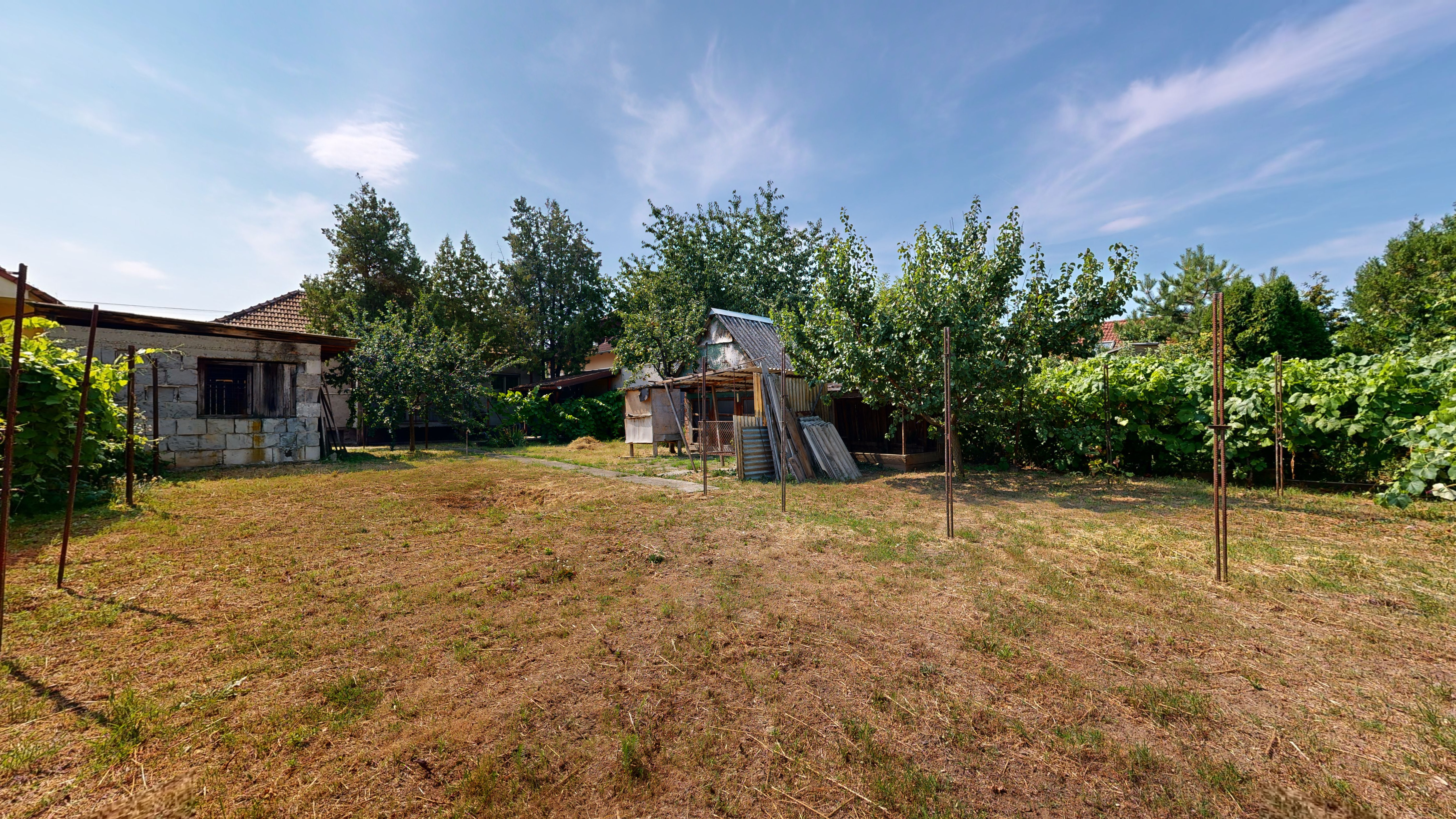 3D PREHLIADKA + VIDEO / Starší RD s perfektnou polohou pri Slnečných jazerách a veľkým potenciálom