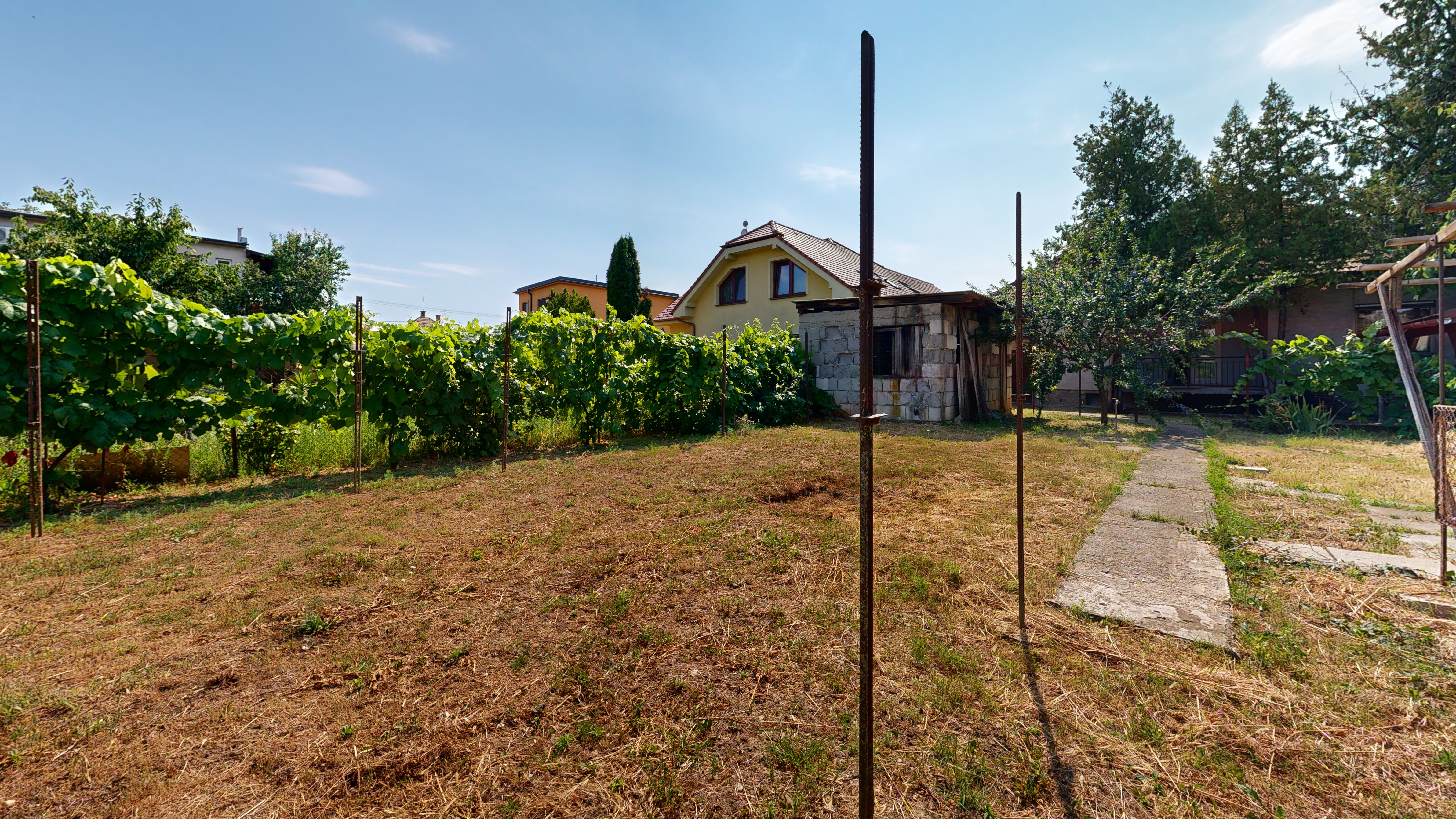 3D PREHLIADKA + VIDEO / Starší RD s perfektnou polohou pri Slnečných jazerách a veľkým potenciálom