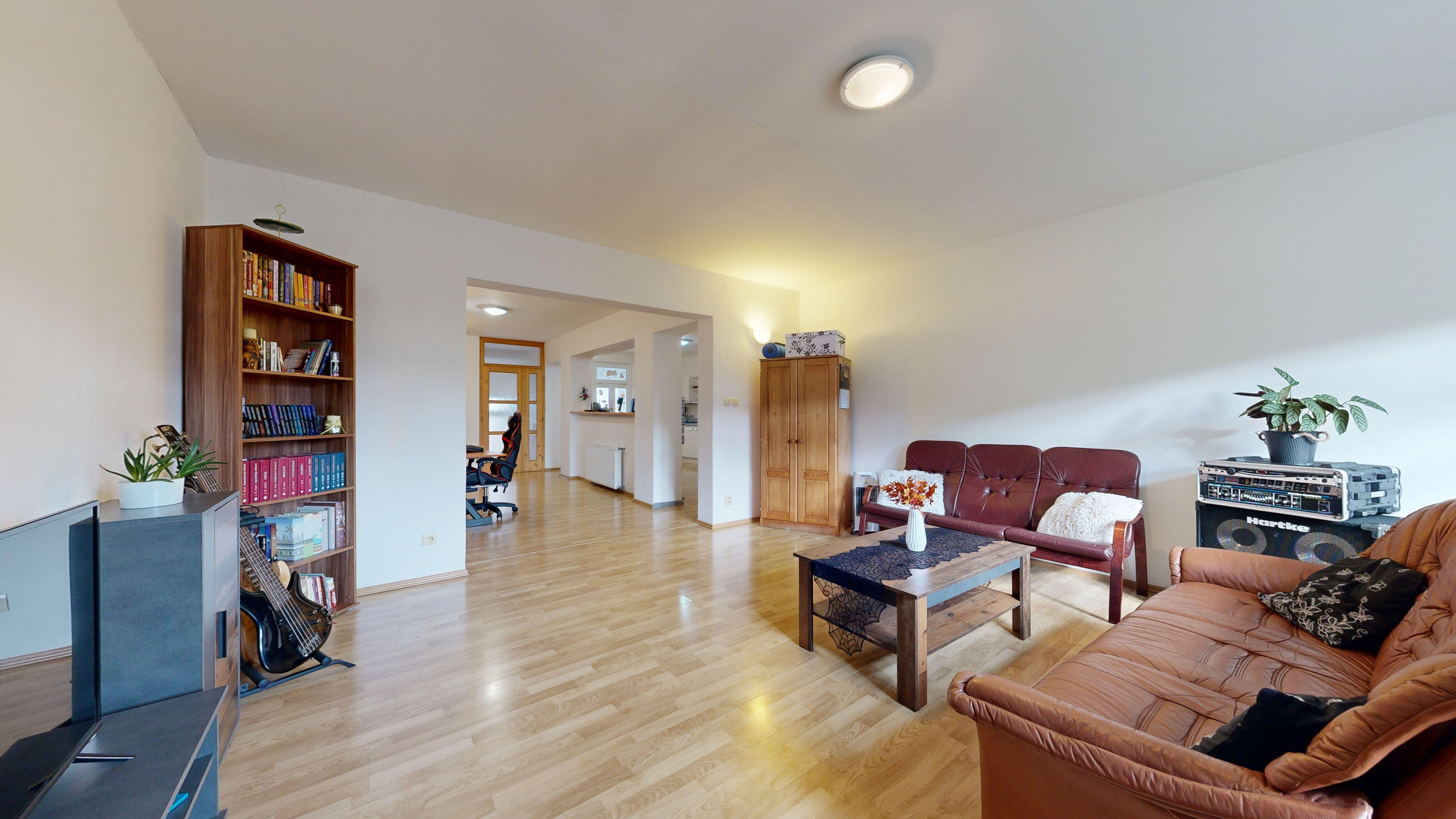 NA PREDAJ OBCHODNÝ PRIESTOR A 4 IZBOVÝ BYT V CENTRE MESTA