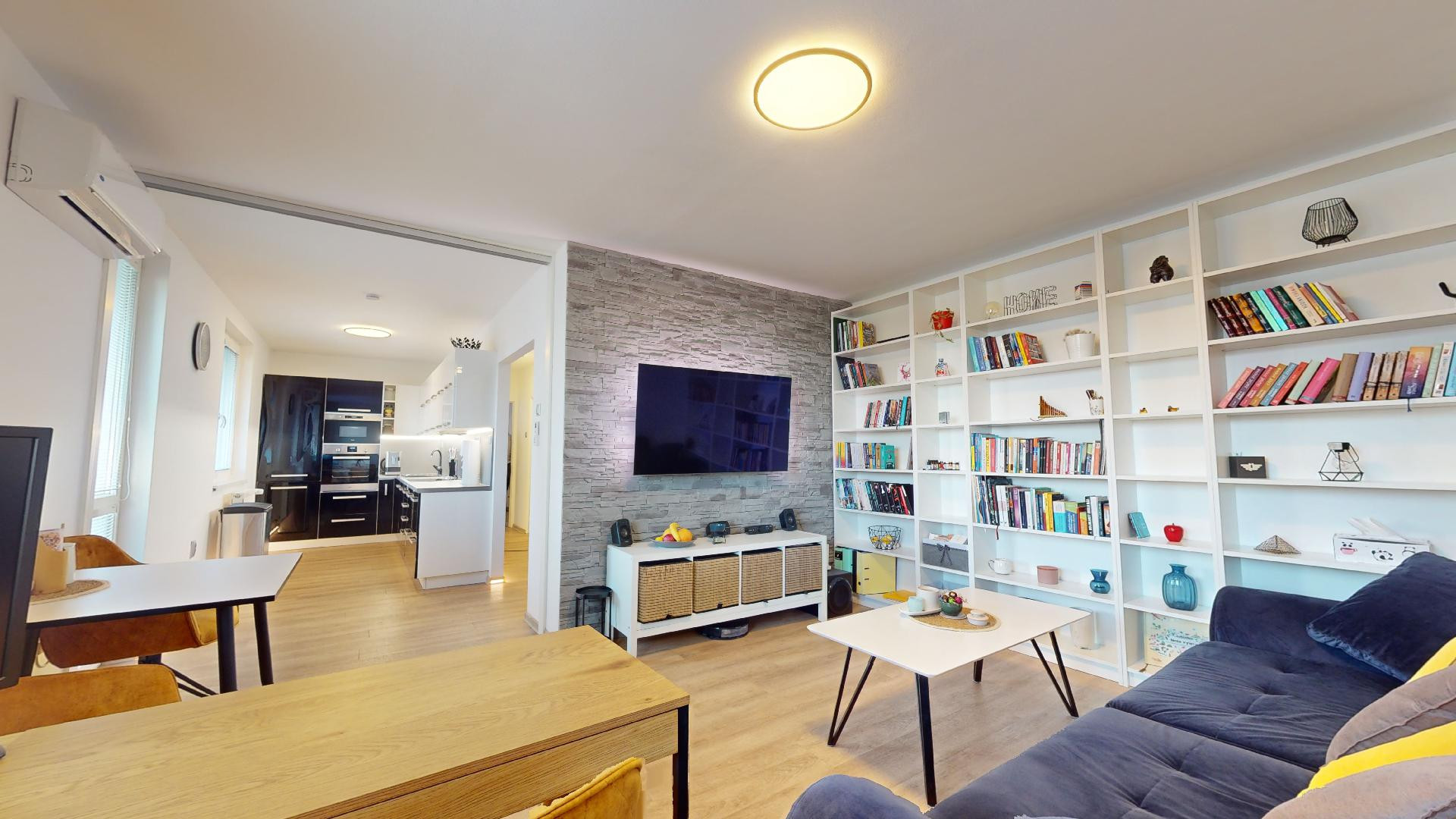 REZERVOIVANÉ! Veľký, kompletne  prerobený 2izb.byt s loggiou!! Družba!!