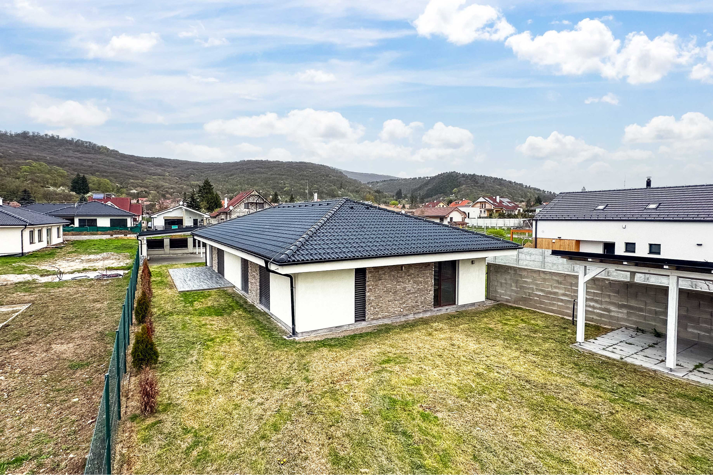 Pekná novostavba RD v krásnom prostredí obce Smolenice!!