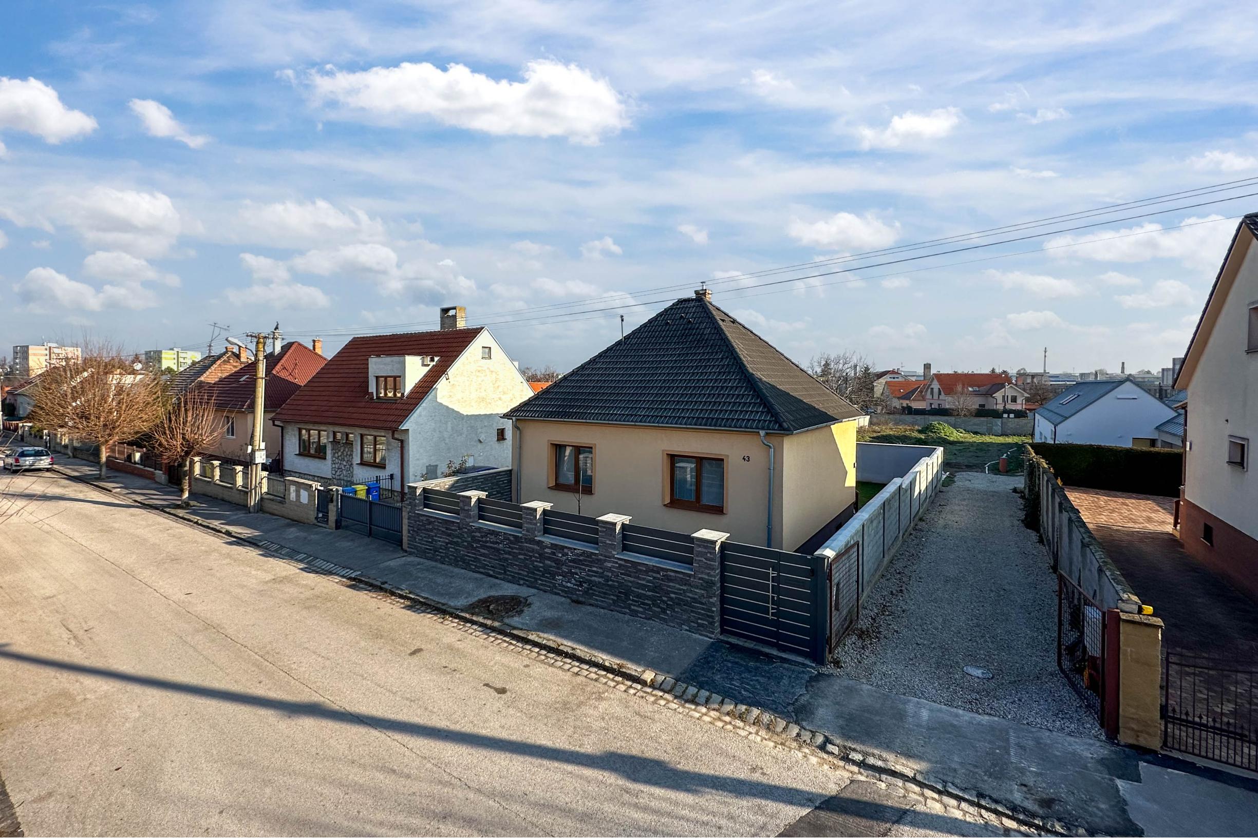 Na PREDAJ!!! Slnečný,  stavebný pozemok ,oplotený v obľúbenej časti Trnavy  na Kozáckej ulici.