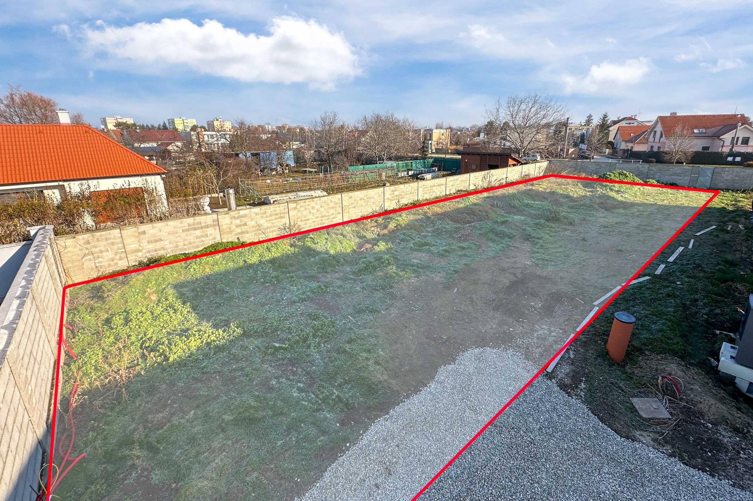 Na PREDAJ!!! Slnečný,  stavebný pozemok ,oplotený v obľúbenej časti Trnavy  na Kozáckej ulici.