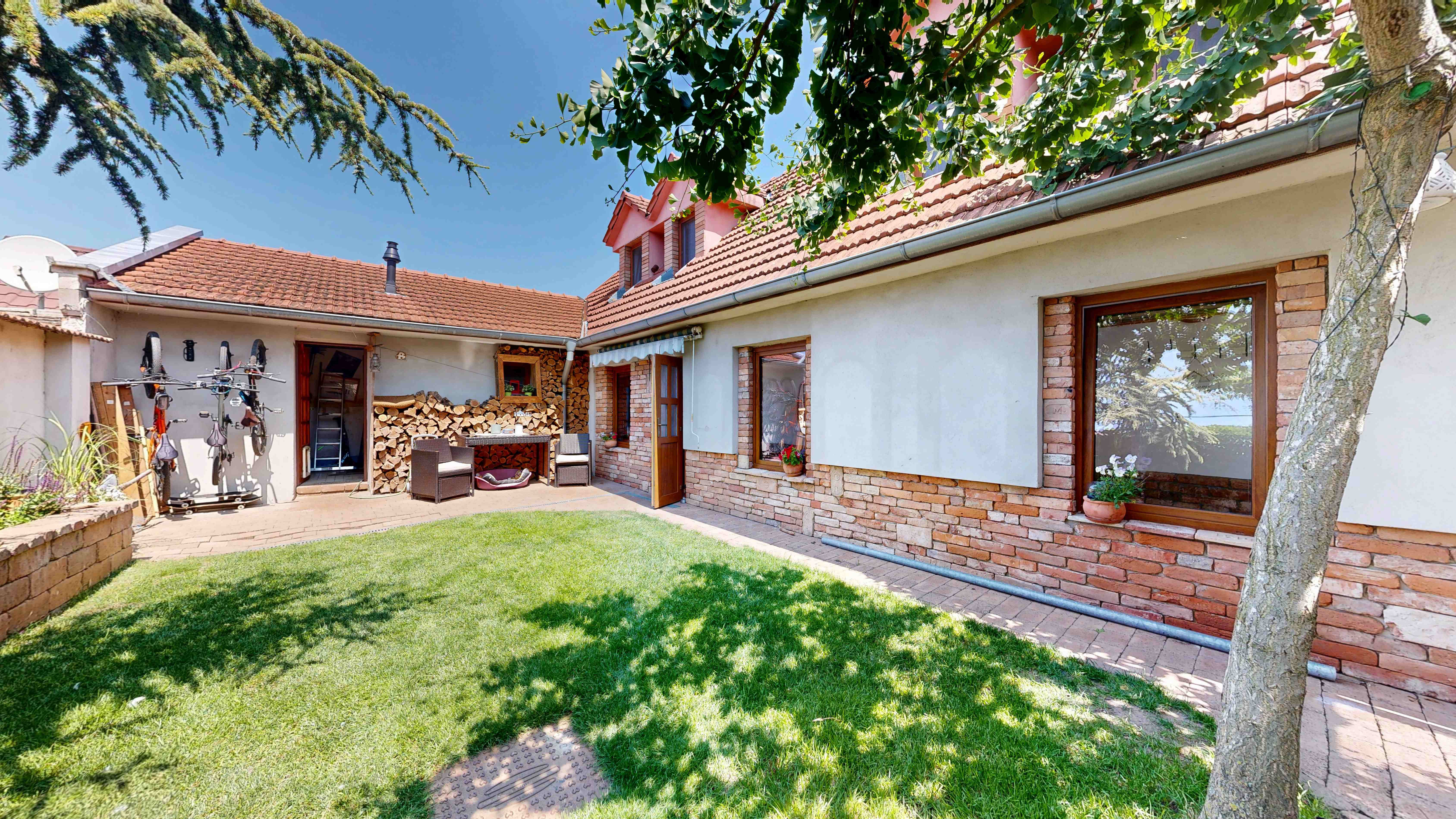 Romantika vidieka len na skok od mesta – Podkrovný 3-izbový rodinný dom v Hrnčiarovciach nad Parnou čaká na svojich nových majiteľov