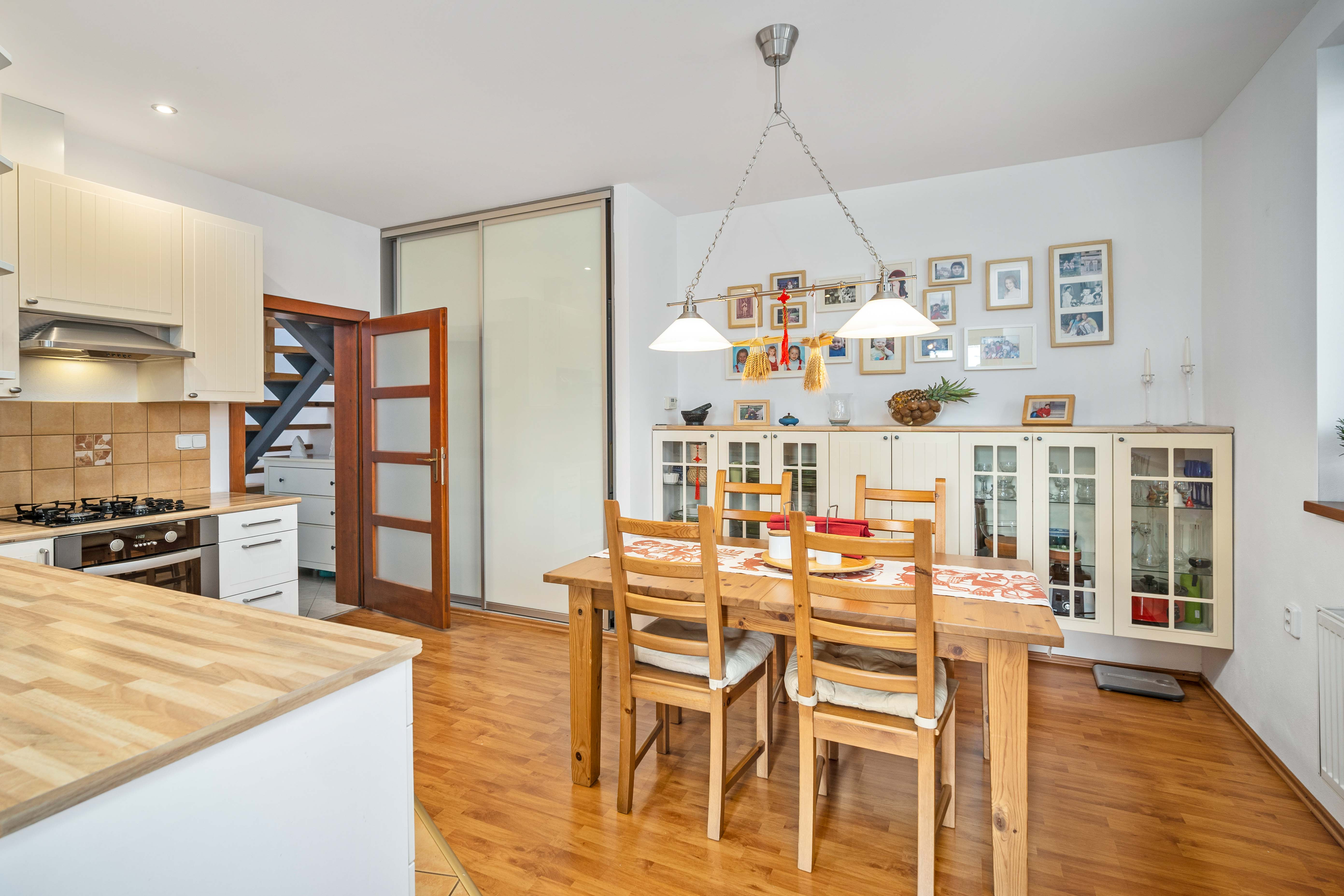 Pekný dvojpodlažný RD v Modranke so samostatnou bytovou jednotkou v prístavbe!!!