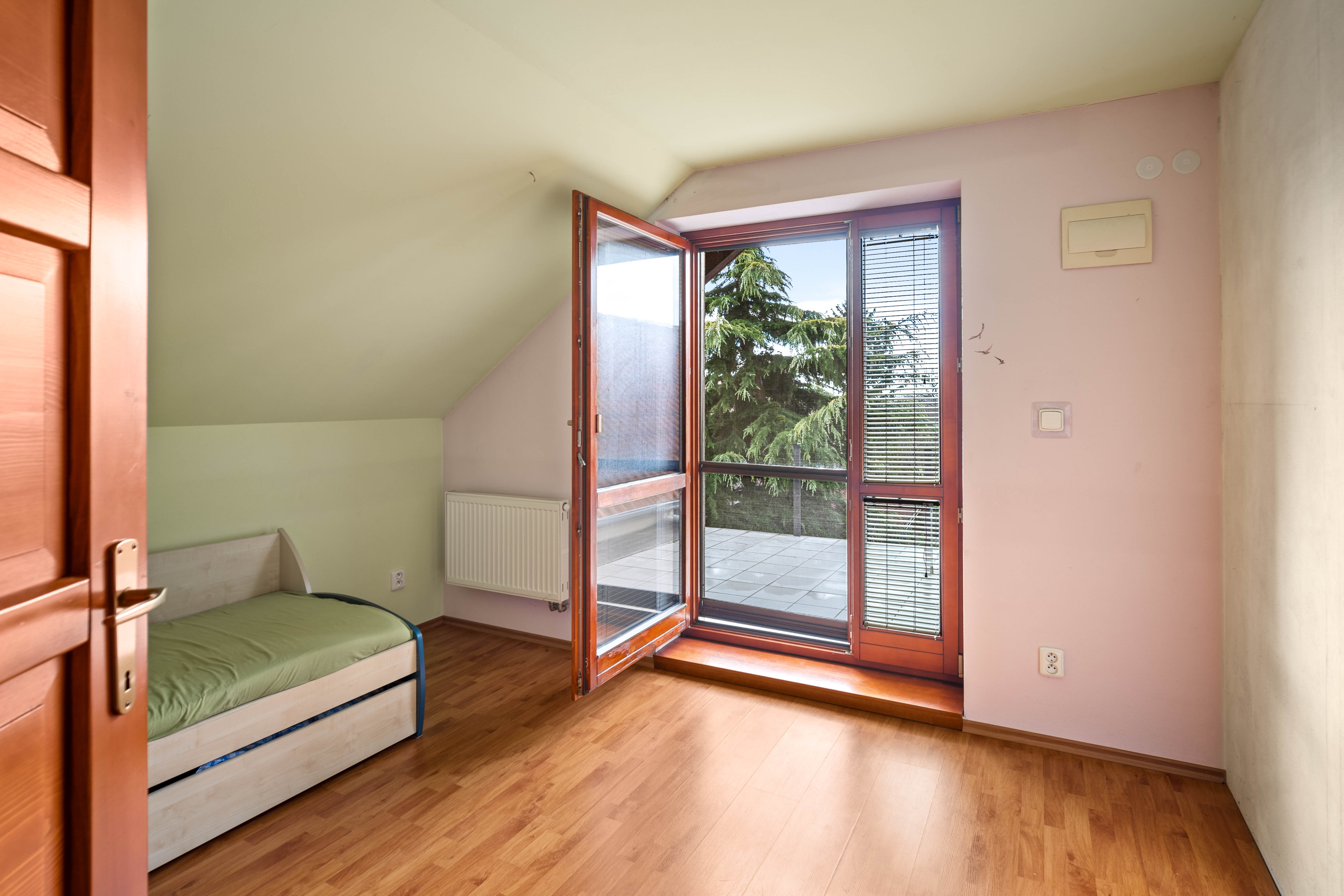 Pekný dvojpodlažný RD v Modranke so samostatnou bytovou jednotkou v prístavbe!!!