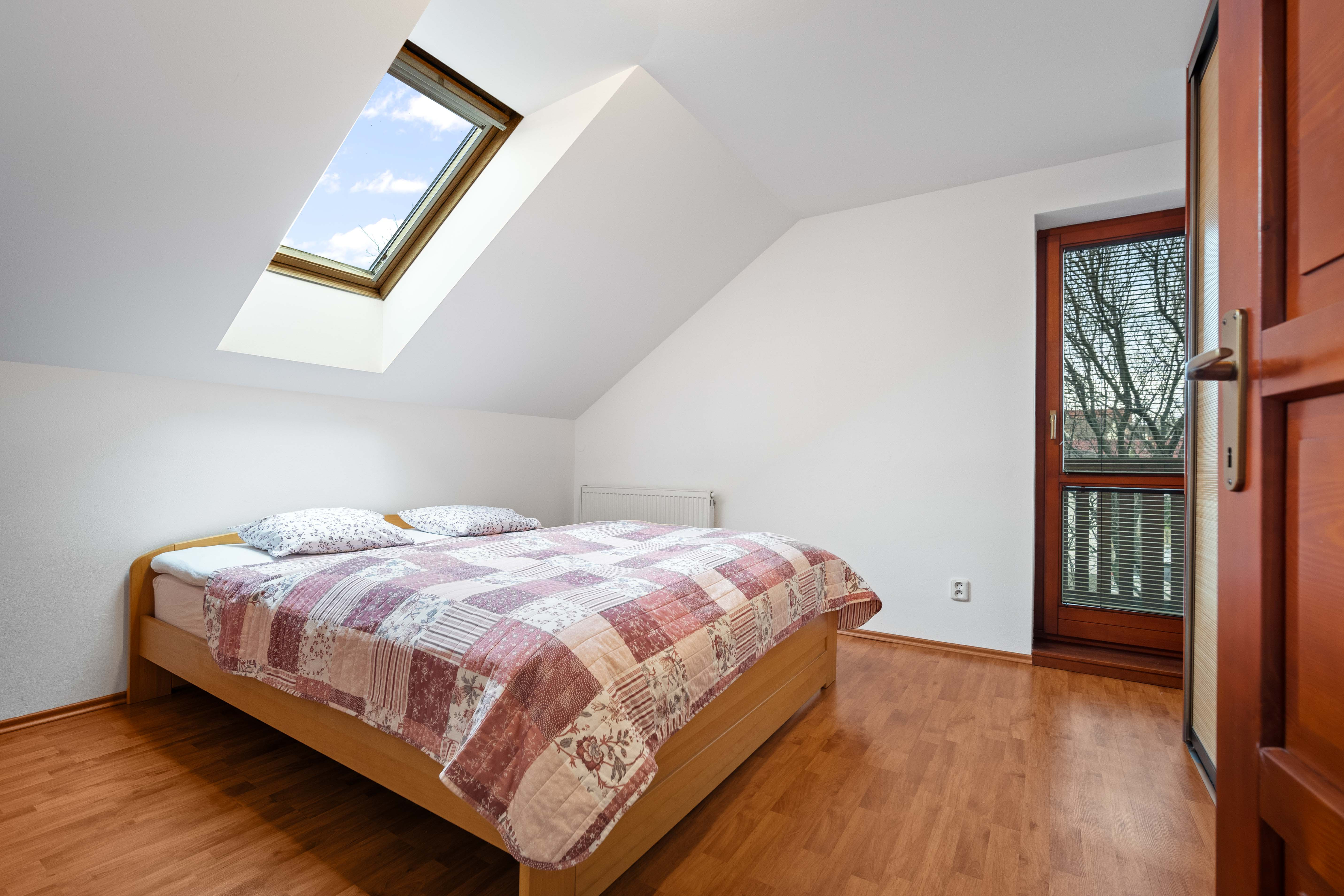 Pekný dvojpodlažný RD v Modranke so samostatnou bytovou jednotkou v prístavbe!!!