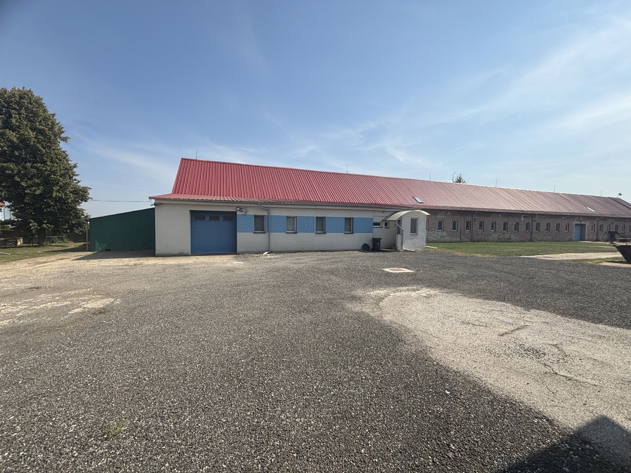 !NA PRENÁJOM! VÝROBNÁ HALA S VEĽKÝM POZEMKOM - CÍFER