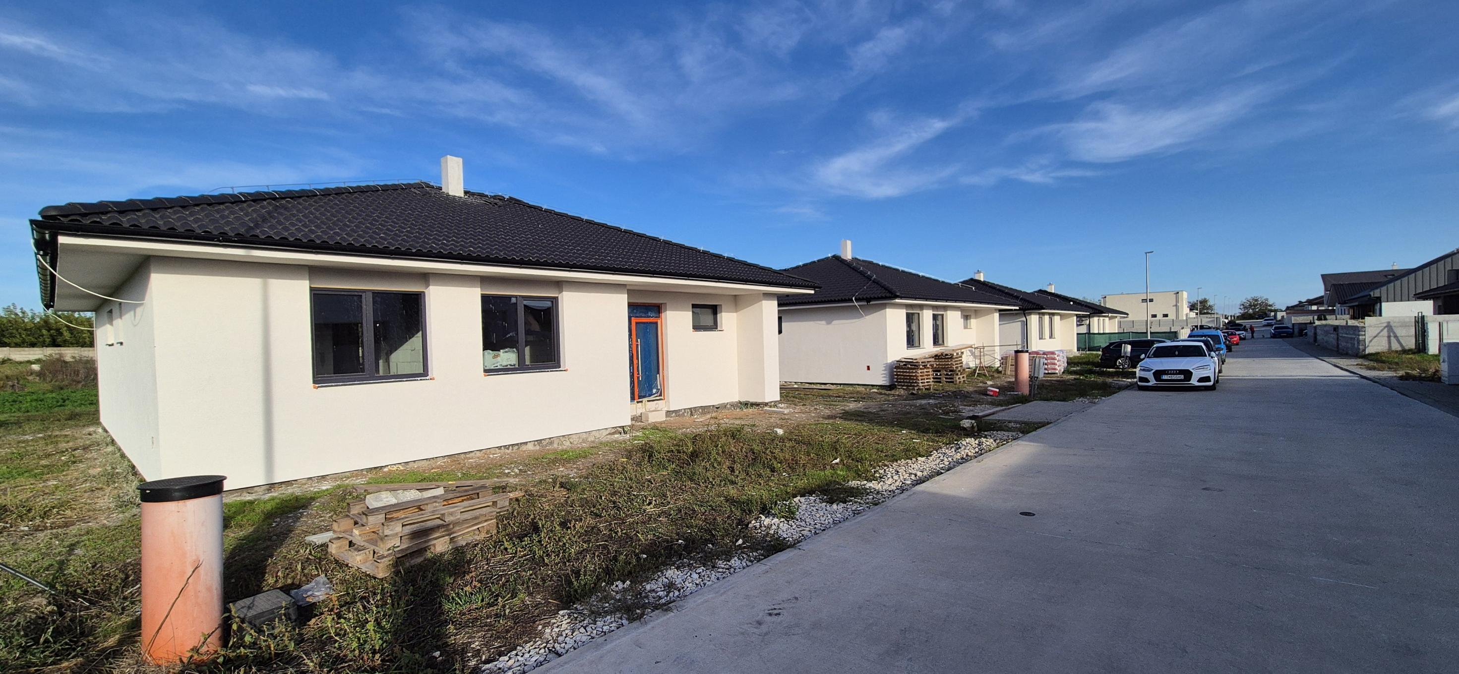 NOVOSTAVBY NOVÉ ZÁMKY - Pekné 4.izb.rodinné domy typu bungalov