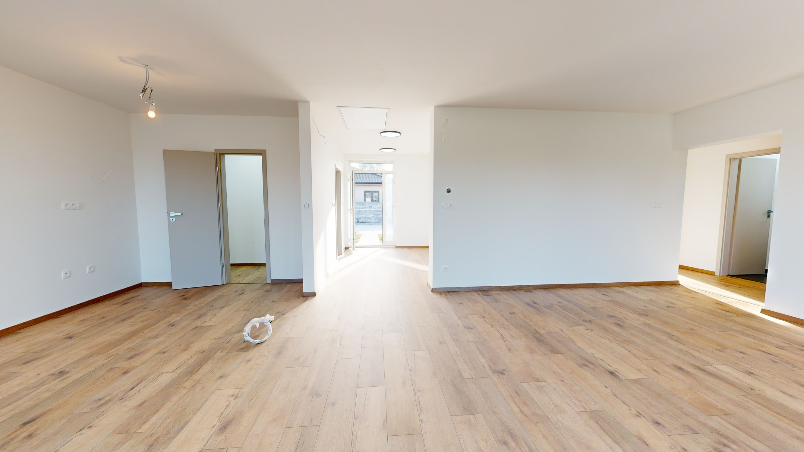 NOVOSTAVBY NOVÉ ZÁMKY - Pekné 4.izb.rodinné domy typu bungalov