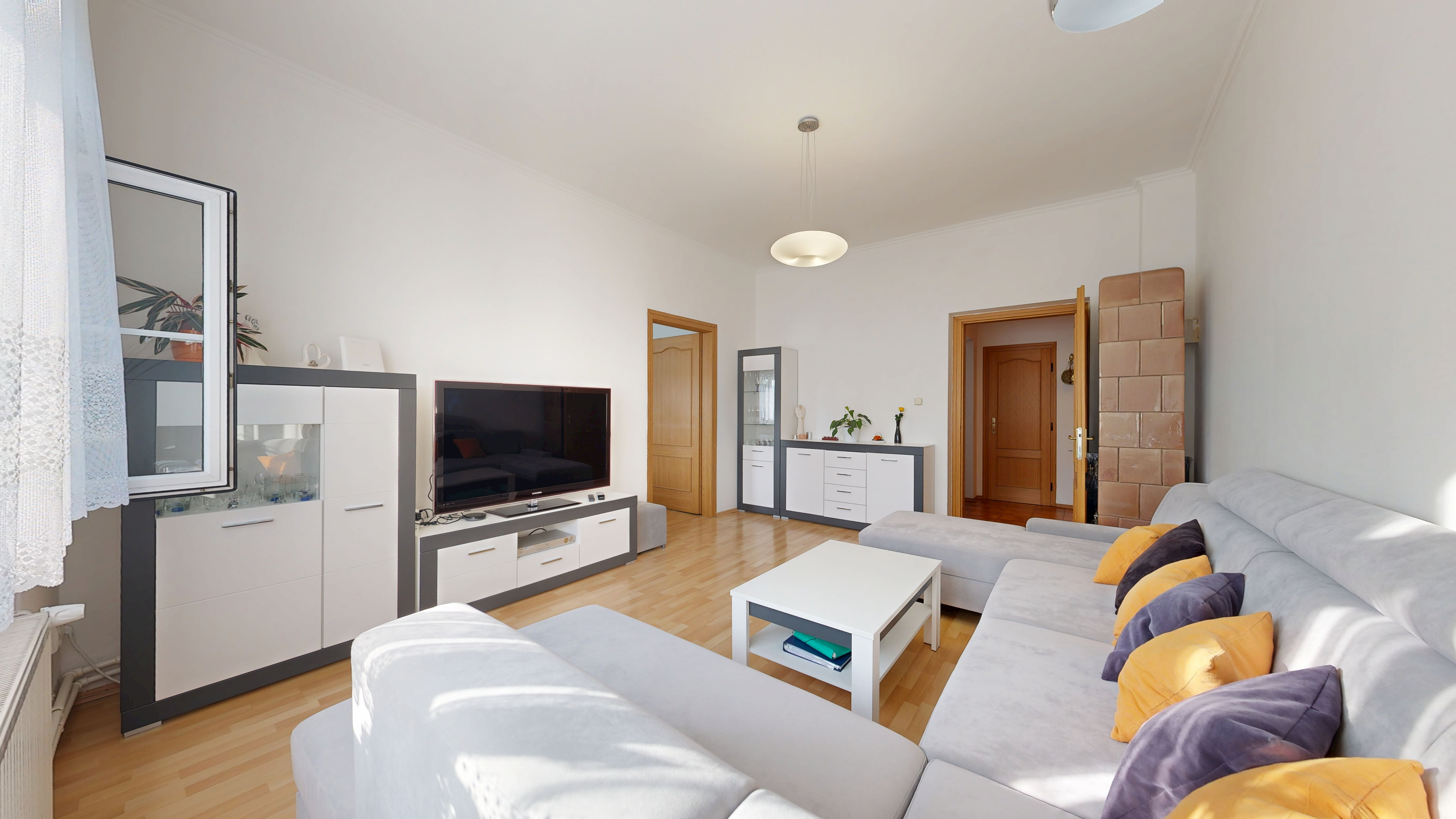 Priestranný 4-izbový byt s vysokými stropmi, vlastnou záhradou a 2 parkovacími miestami – Boleráz