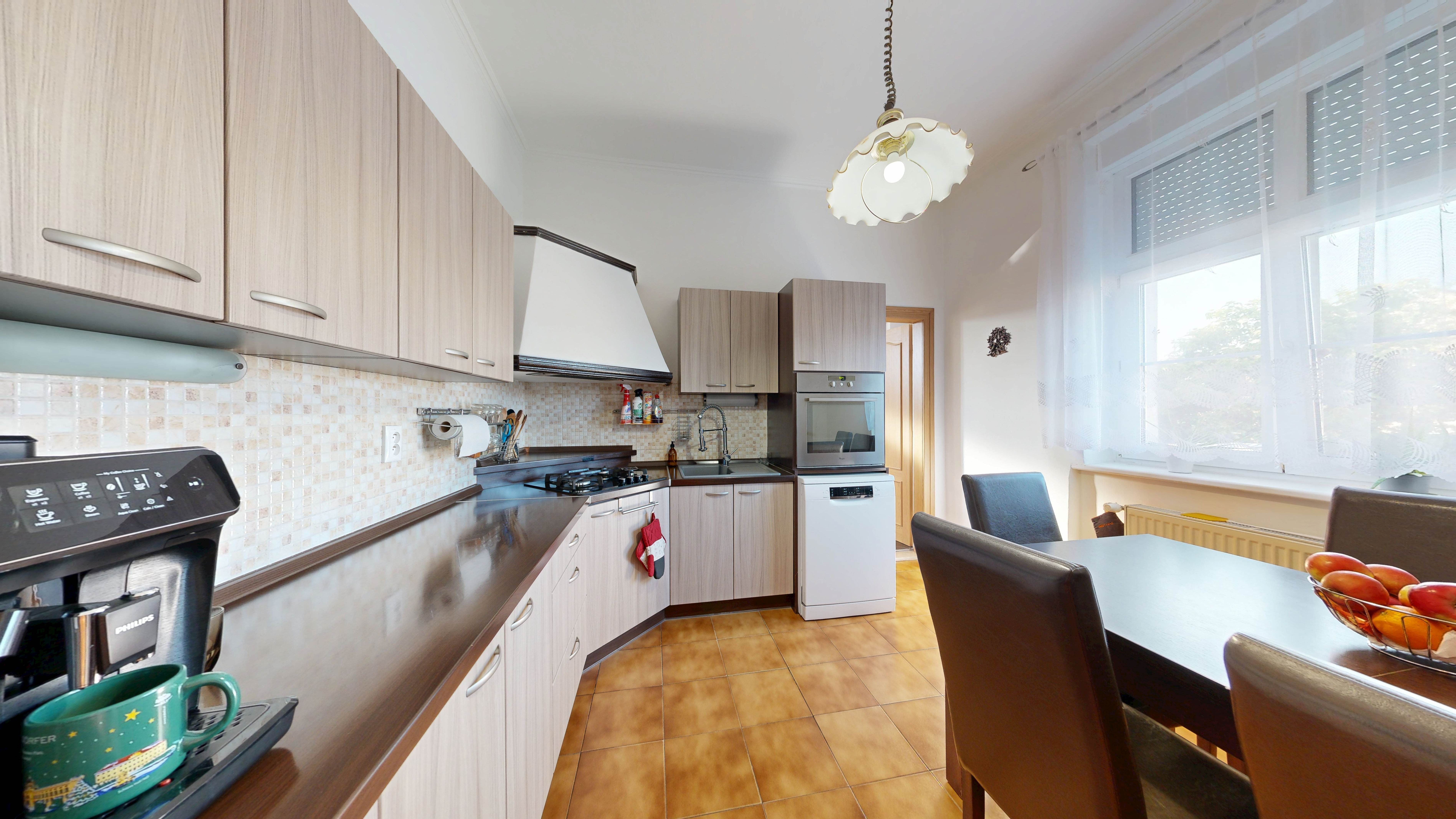 Priestranný 4-izbový byt s vysokými stropmi, vlastnou záhradou a 2 parkovacími miestami – Boleráz