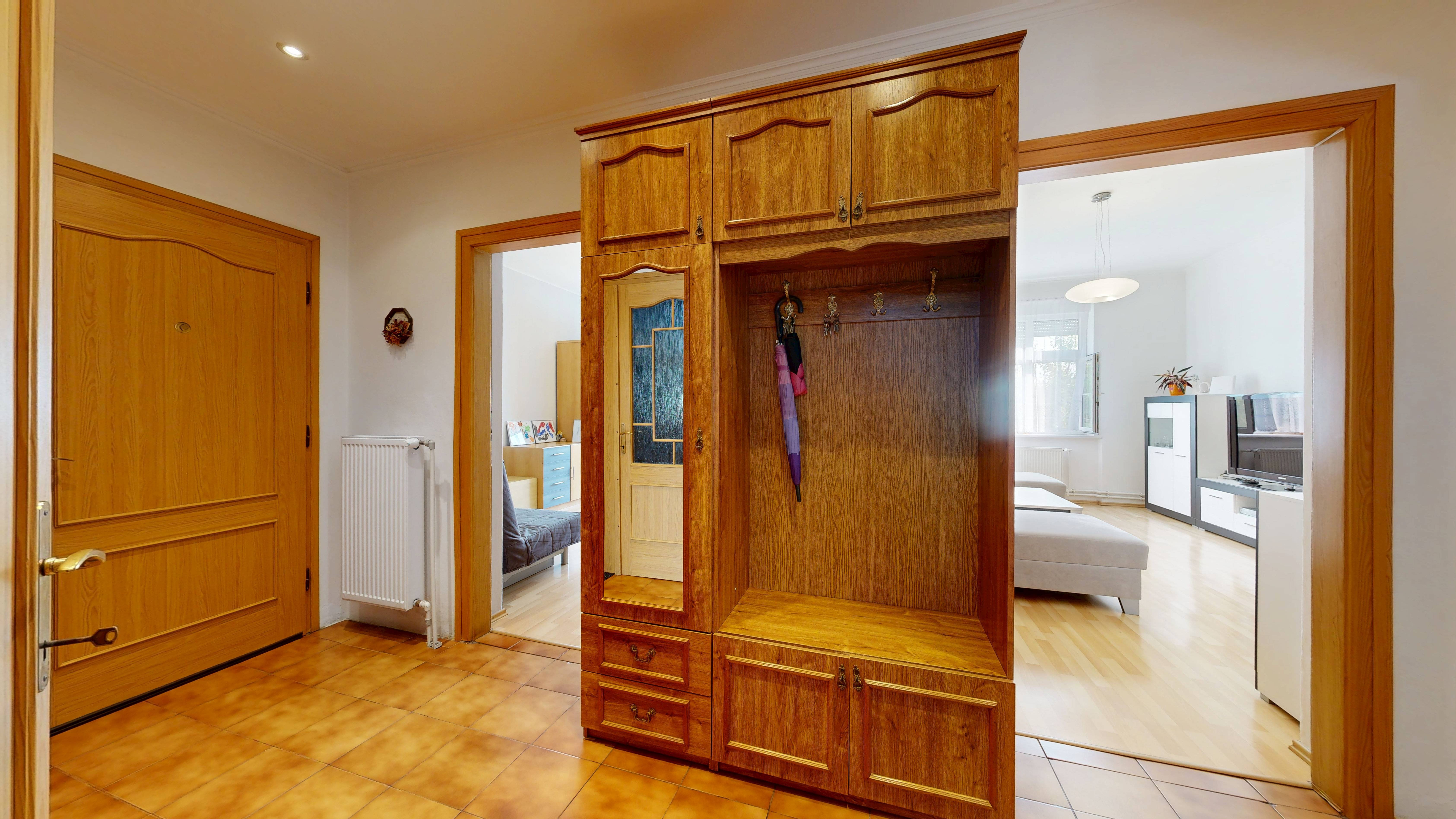 Priestranný 4-izbový byt s vysokými stropmi, vlastnou záhradou a 2 parkovacími miestami – Boleráz