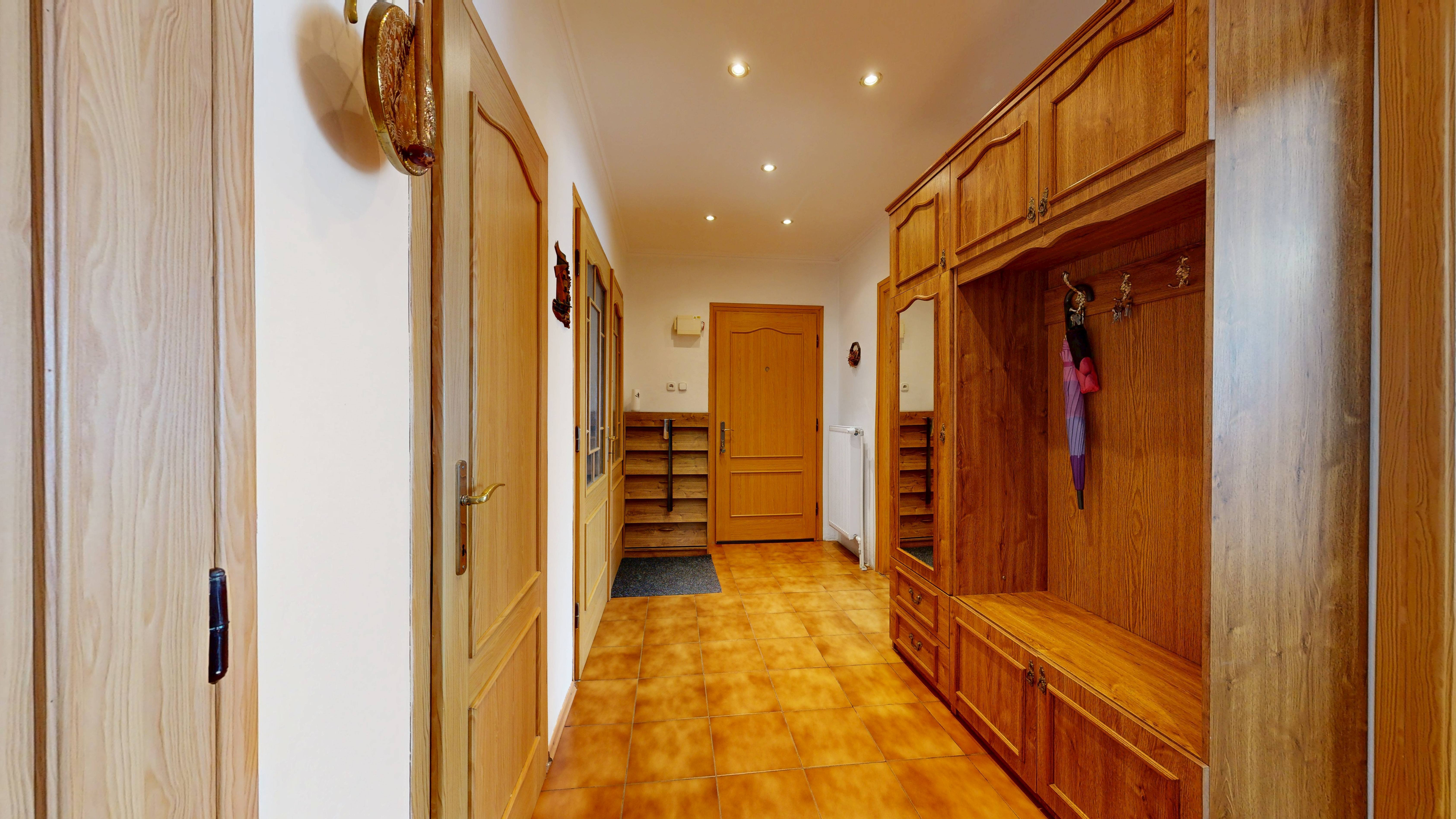 Priestranný 4-izbový byt s vysokými stropmi, vlastnou záhradou a 2 parkovacími miestami – Boleráz