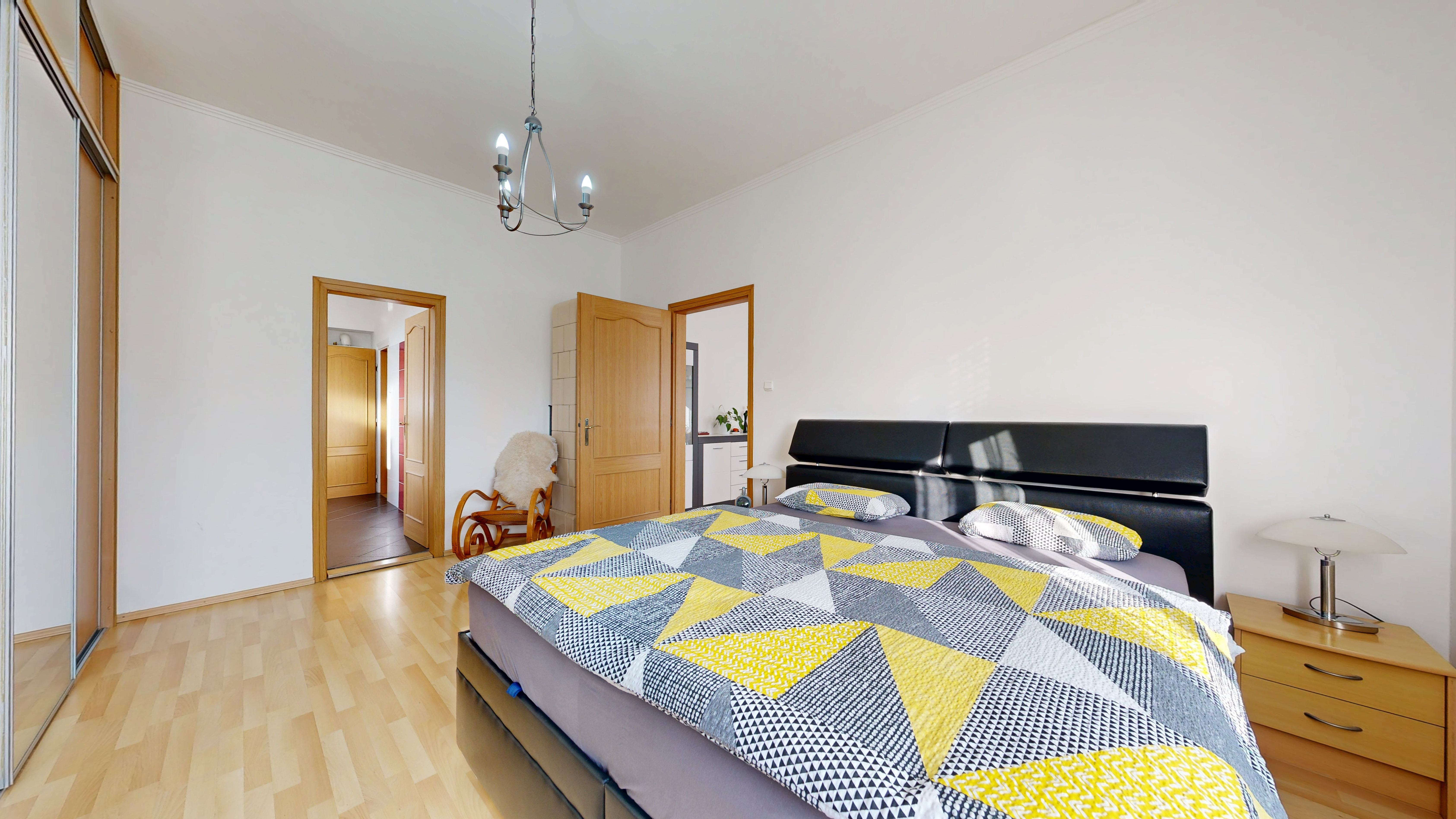 Priestranný 4-izbový byt s vysokými stropmi, vlastnou záhradou a 2 parkovacími miestami – Boleráz