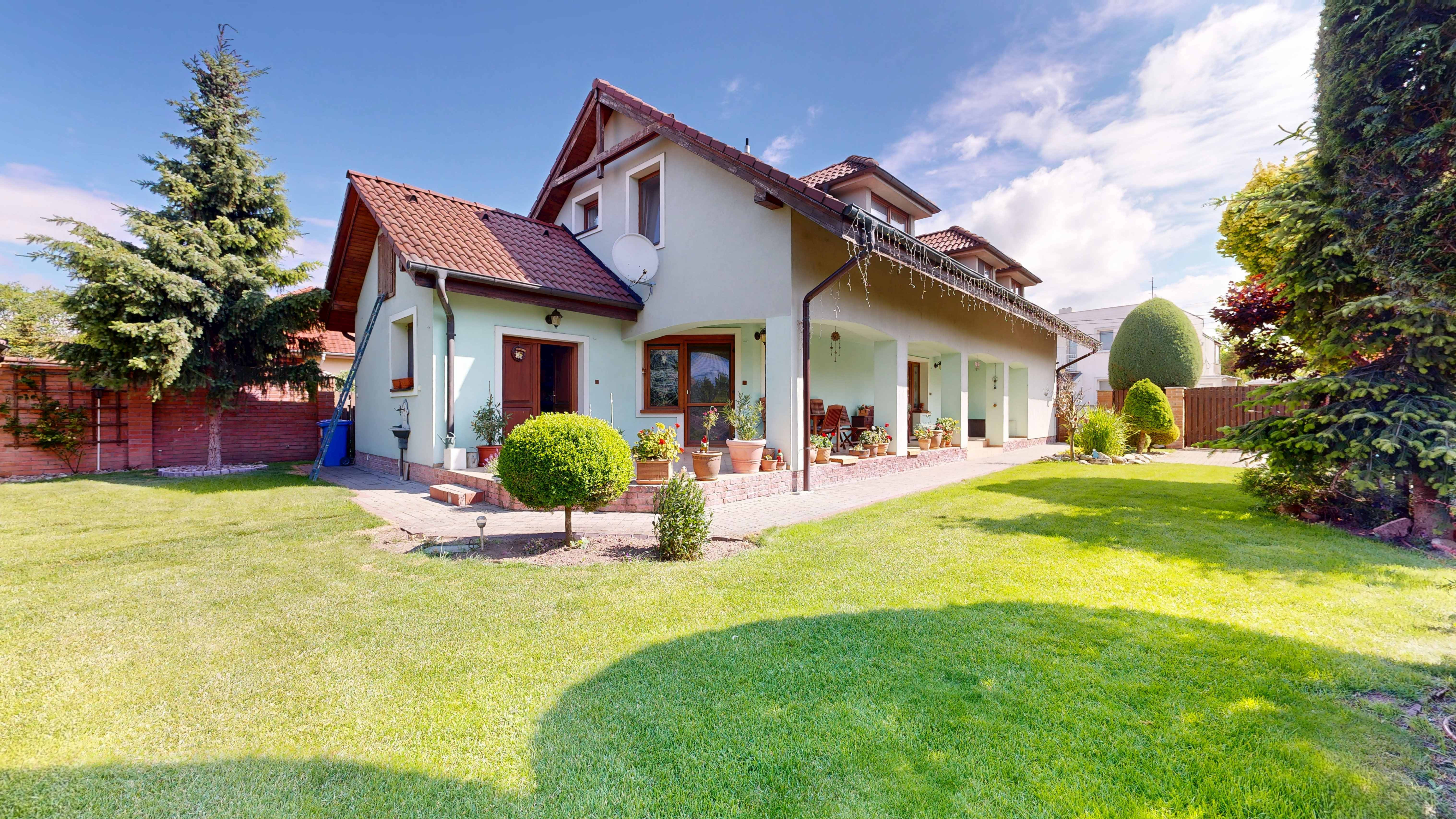 EXKLUZÍVNE V RK CASMAR – Na predaj veľmi pekný rodinný dom v tichej lokalite