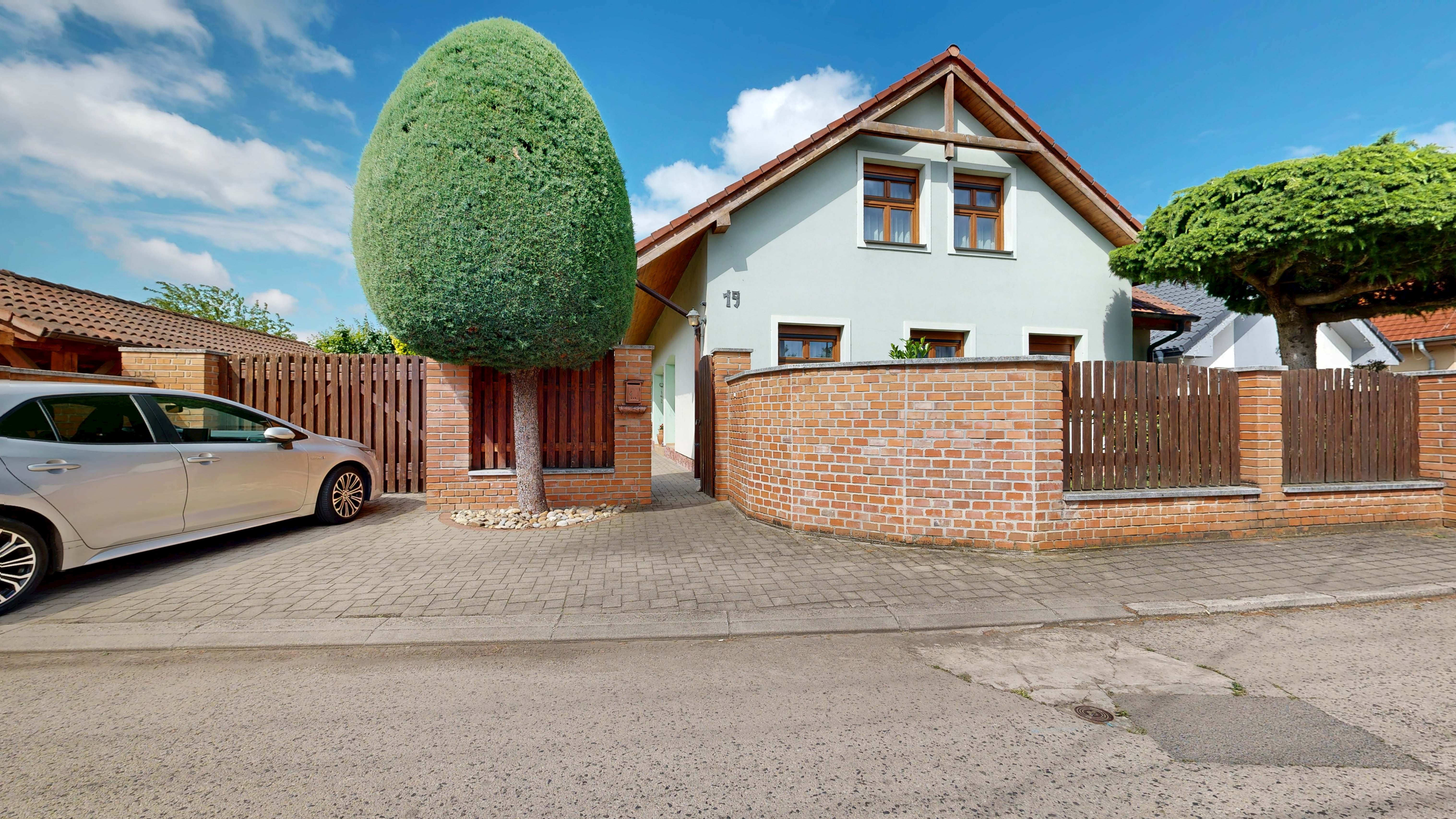 EXKLUZÍVNE V RK CASMAR – Na predaj veľmi pekný rodinný dom v tichej lokalite