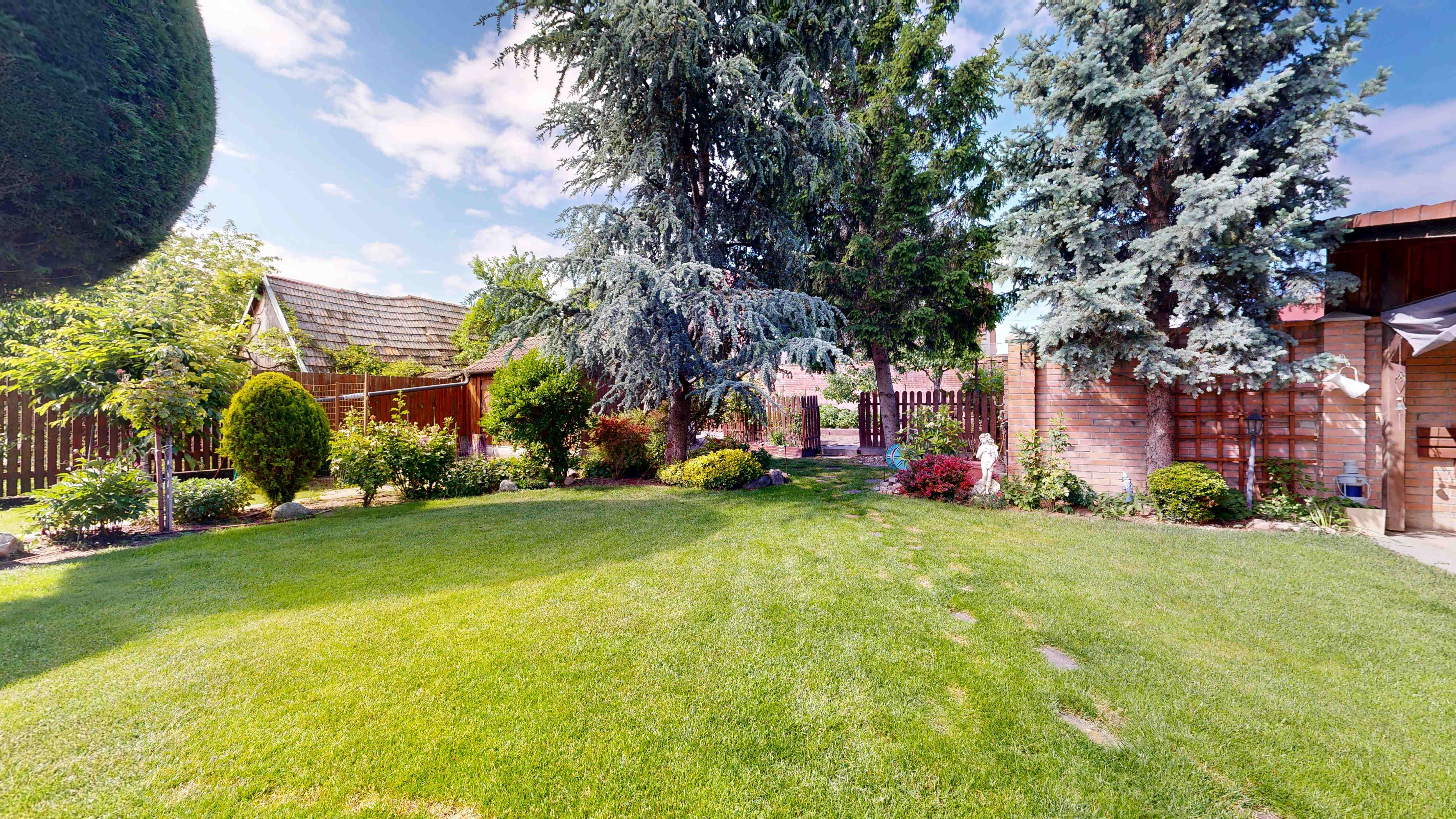 EXKLUZÍVNE V RK CASMAR – Na predaj veľmi pekný rodinný dom v tichej lokalite