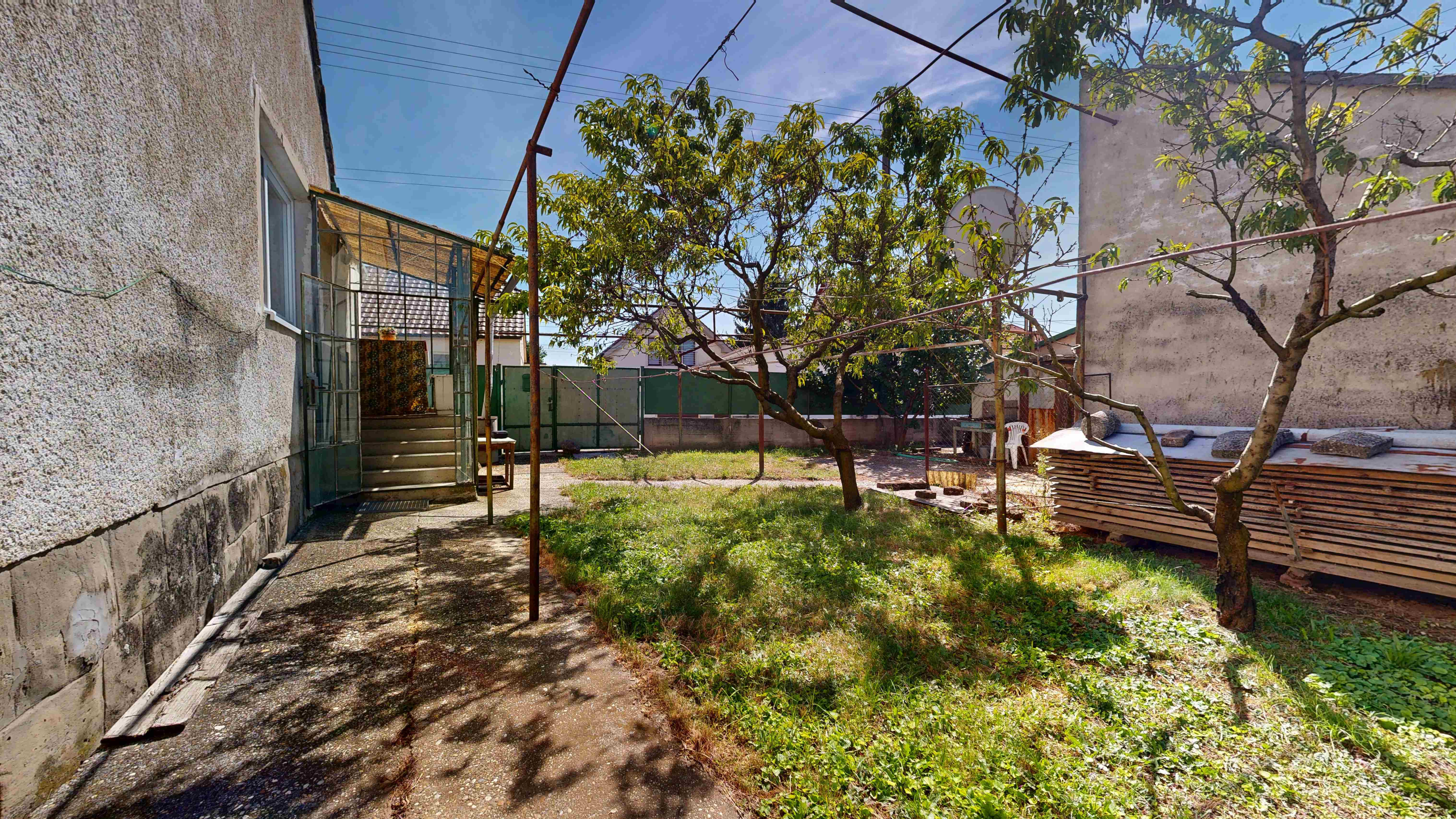 PREDAJ – STARŠÍ TEHLOVÝ RODINNÝ DOM V HRNČIAROVCIACH NAD PARNOU PRI TRNAVE