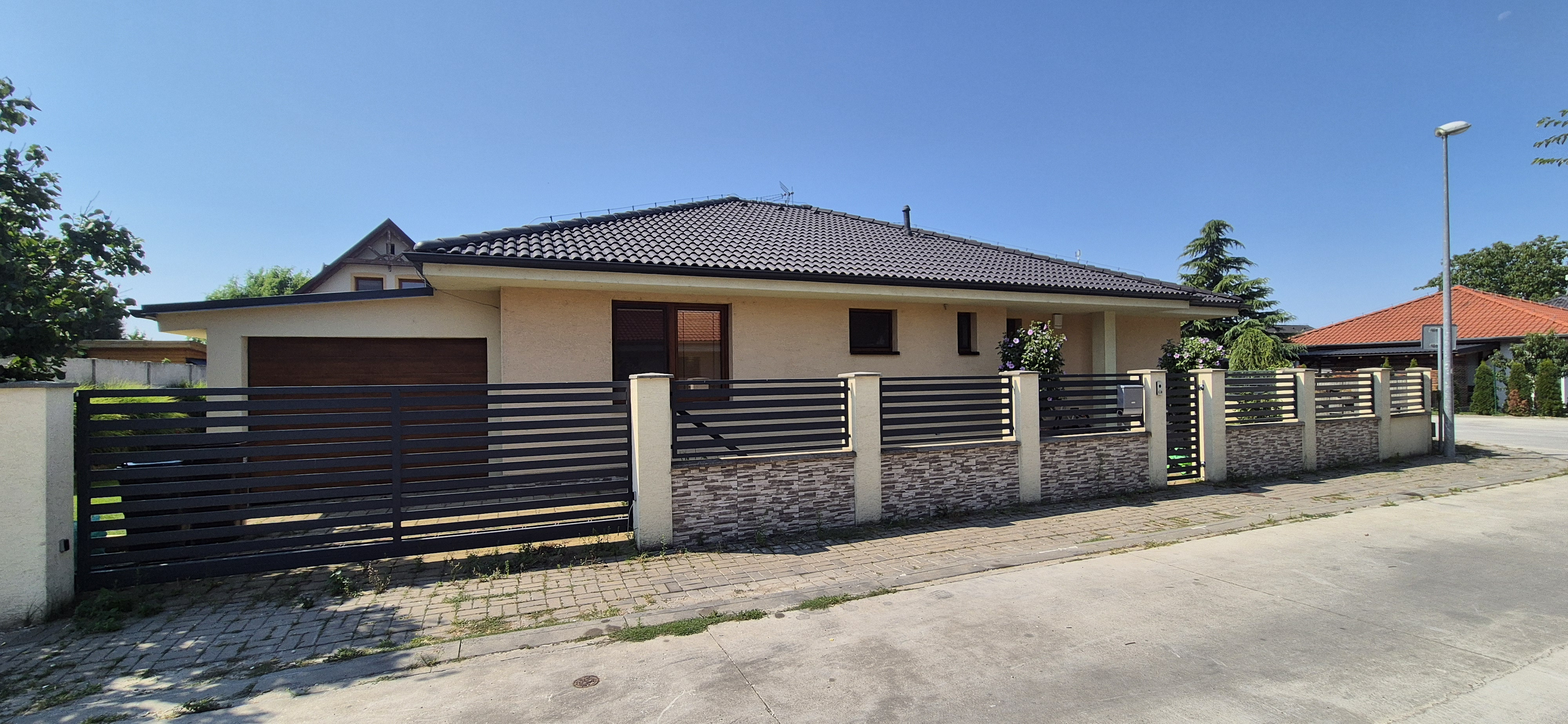 Na predaj 4-izbový bungalov s garážou a krytou terasou – Hrubý Šúr