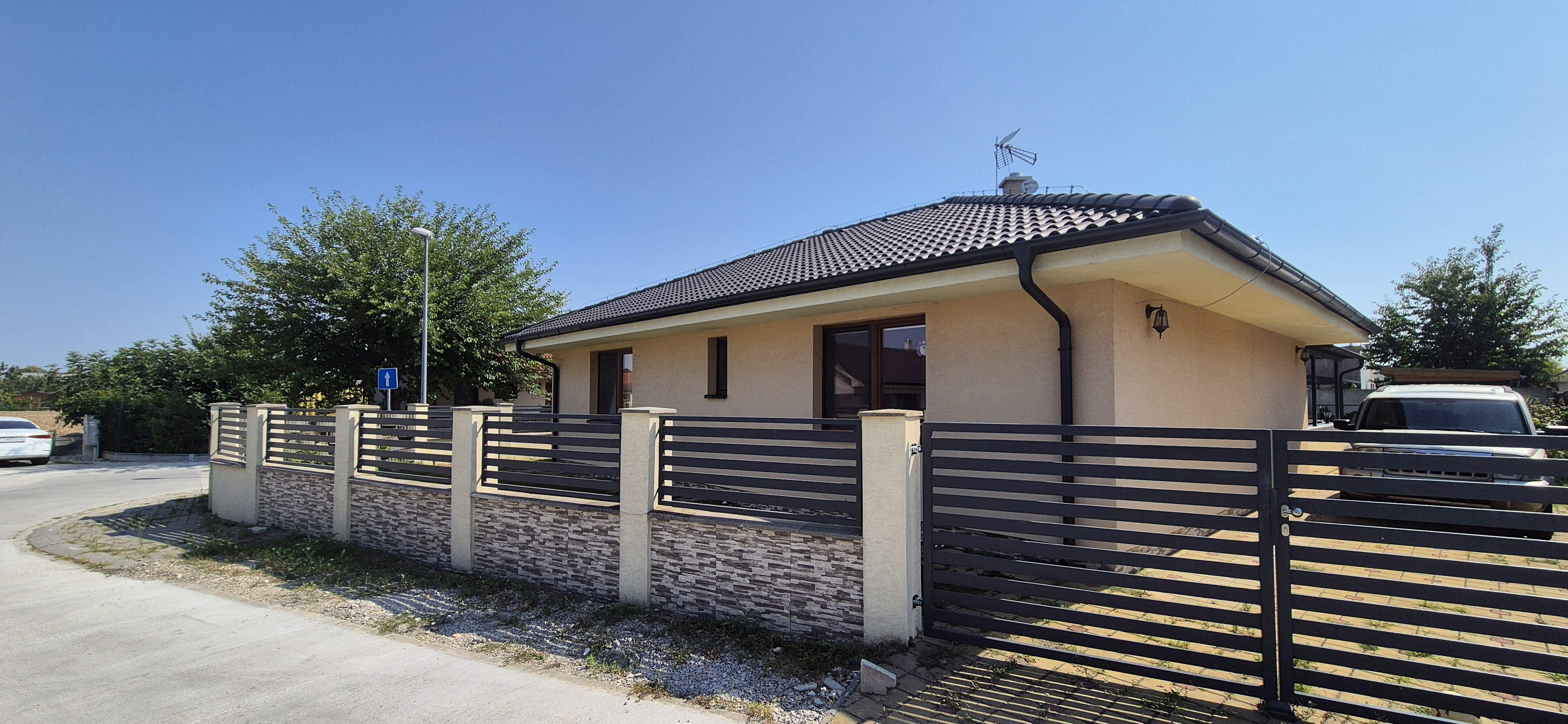 Na predaj 4-izbový bungalov s garážou a krytou terasou – Hrubý Šúr