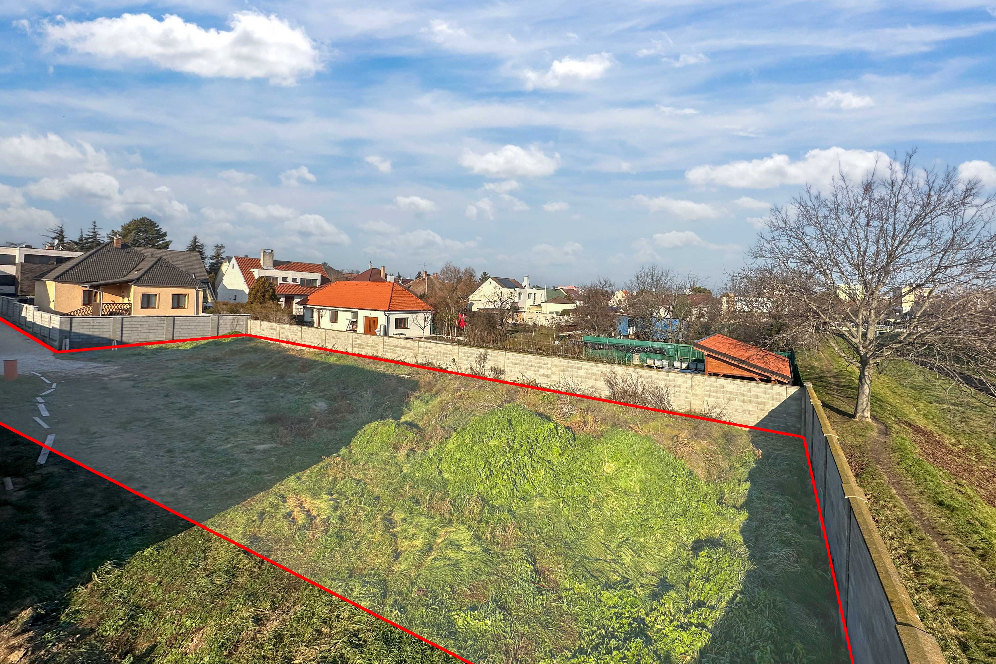 Na PREDAJ!!! Slnečný,  stavebný pozemok ,oplotený v obľúbenej časti Trnavy  na Kozáckej ulici.