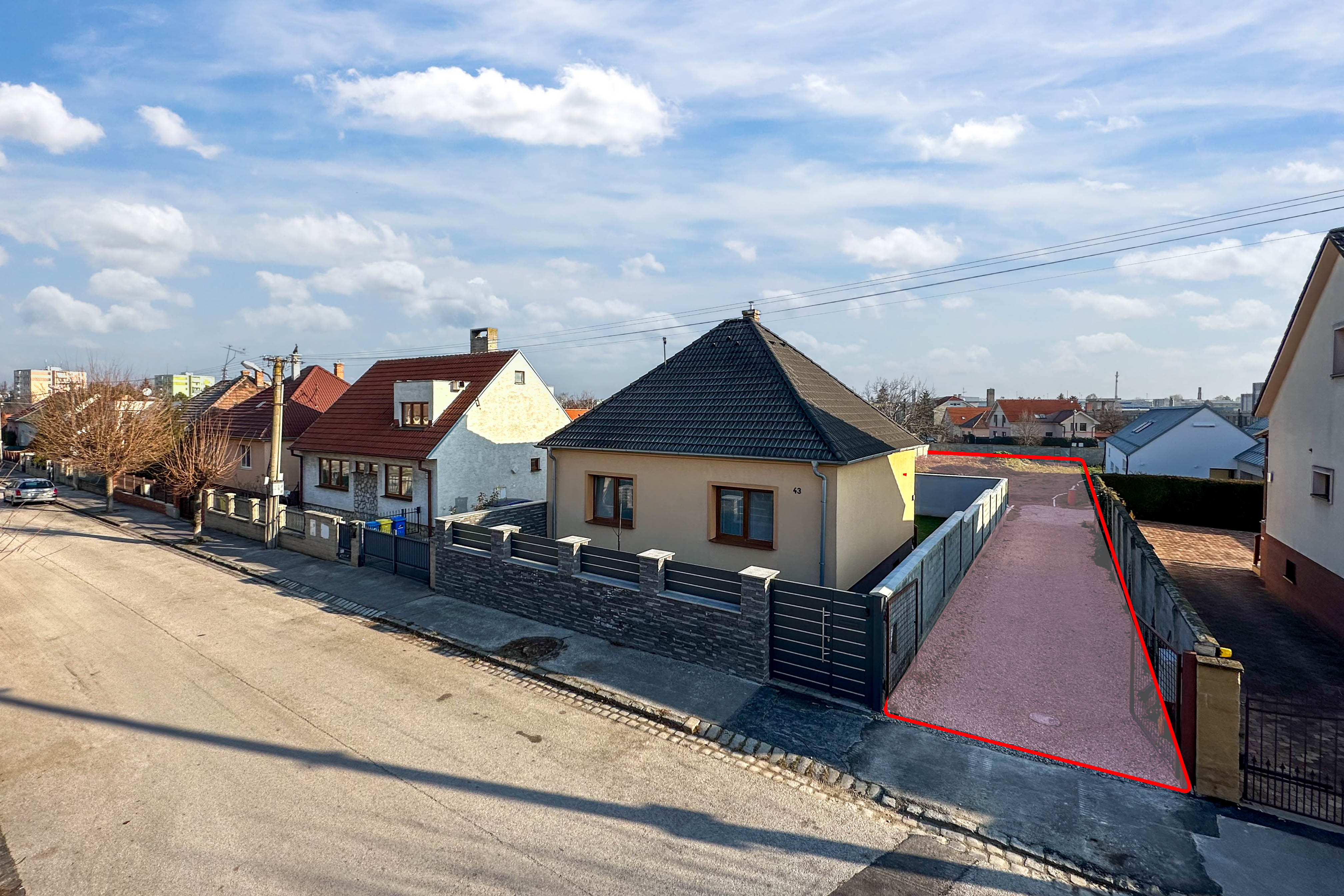 Na PREDAJ!!! Slnečný,  stavebný pozemok ,oplotený v obľúbenej časti Trnavy  na Kozáckej ulici.