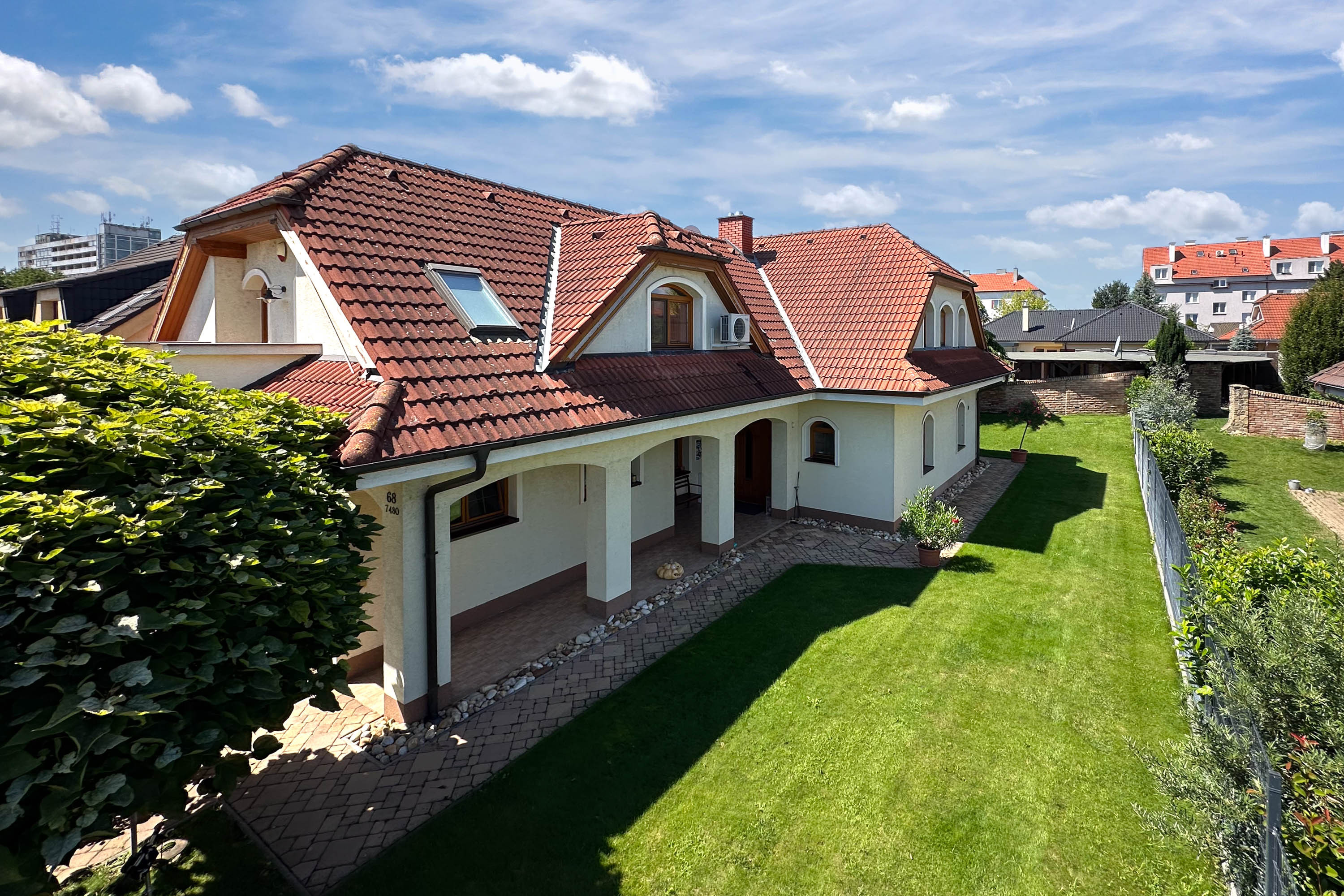 Predaj! 2podlažný 6izb. rod.dom  s dvoj garážou    na Kozáckej ul.