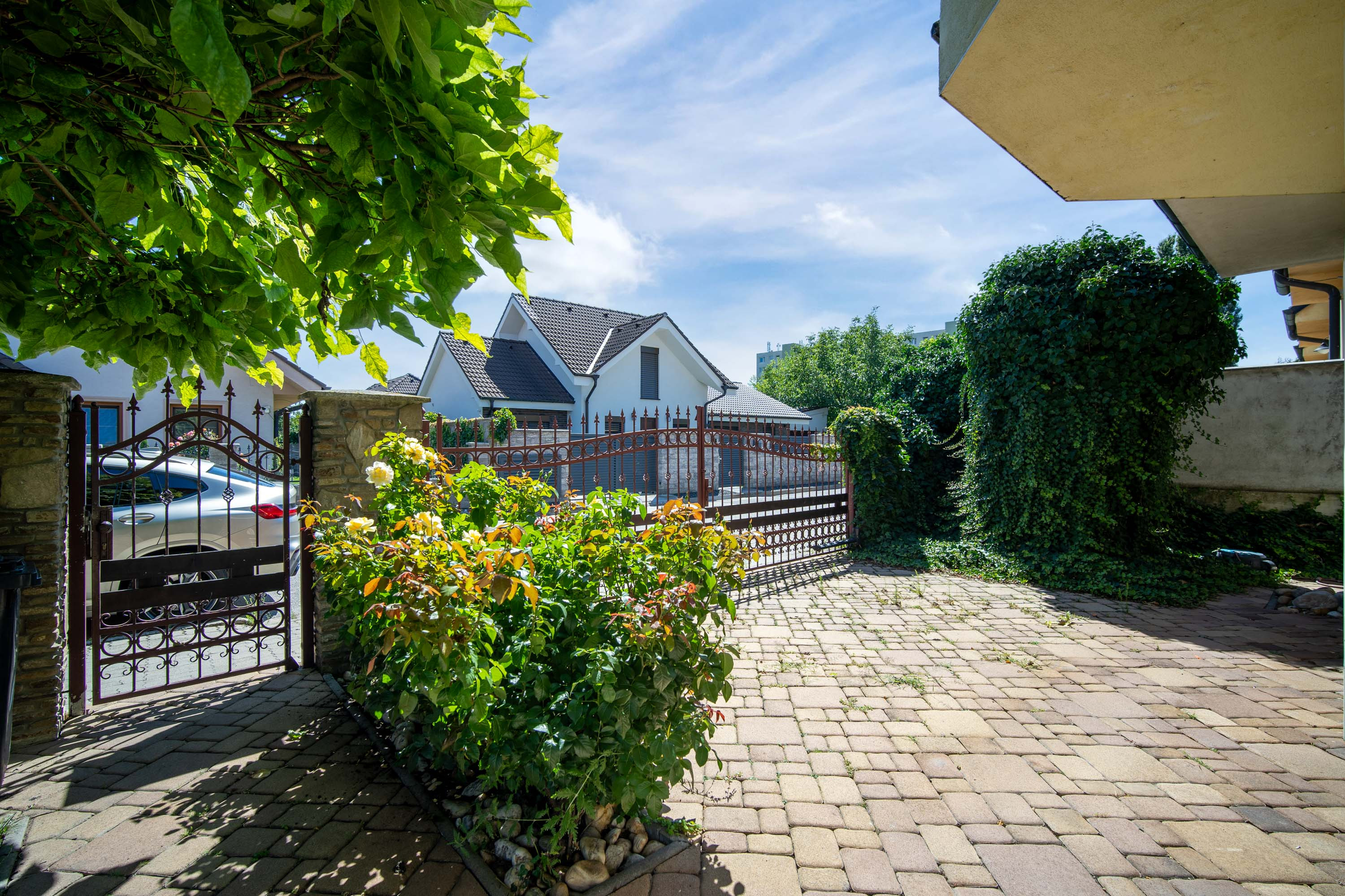 Predaj! 2podlažný 6izb. rod.dom  s dvoj garážou    na Kozáckej ul.