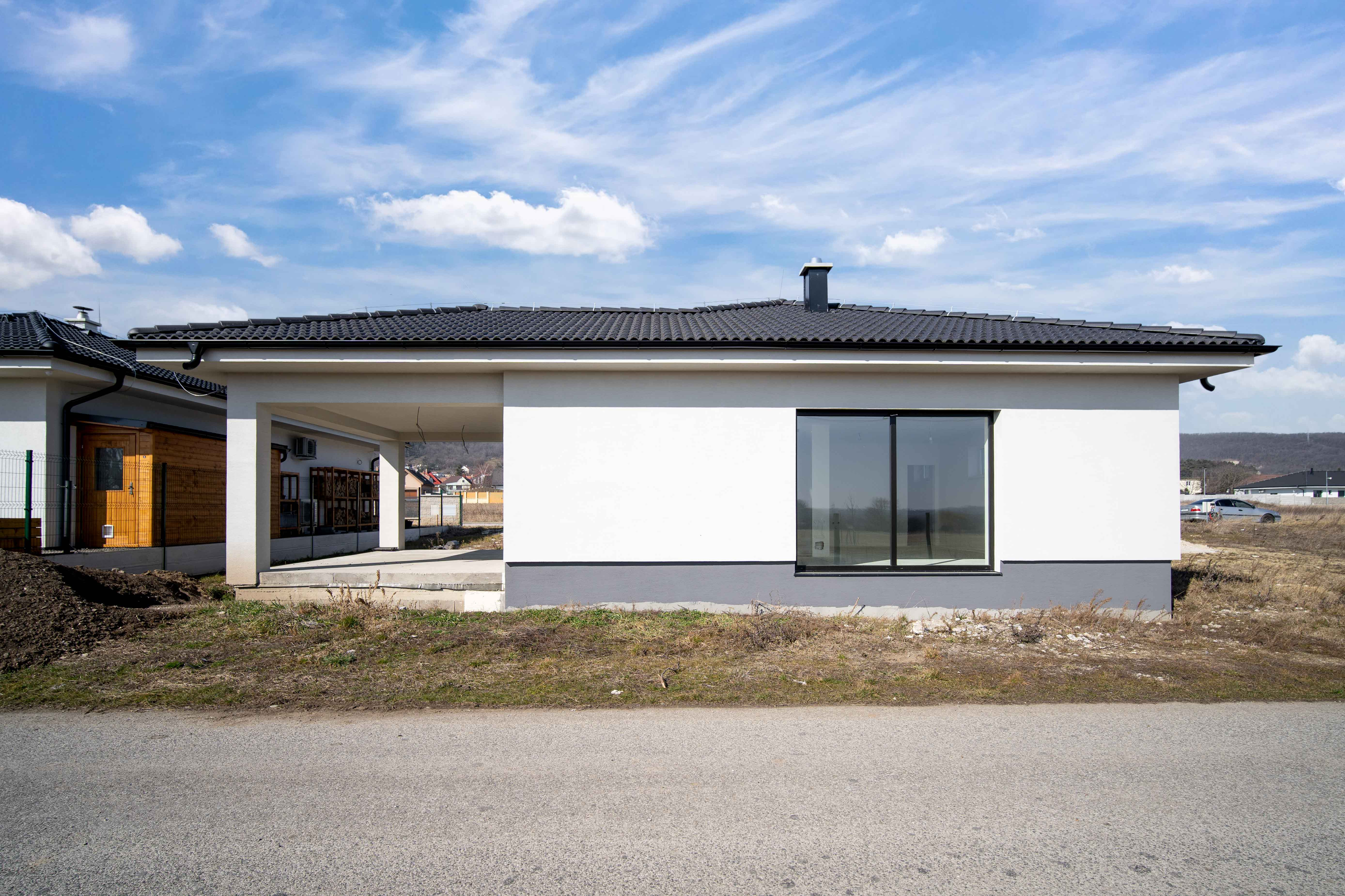 REZERVOVANÉ! Novostavba- Bungalov s pekným výhľadom na Smolenický  zámok!!