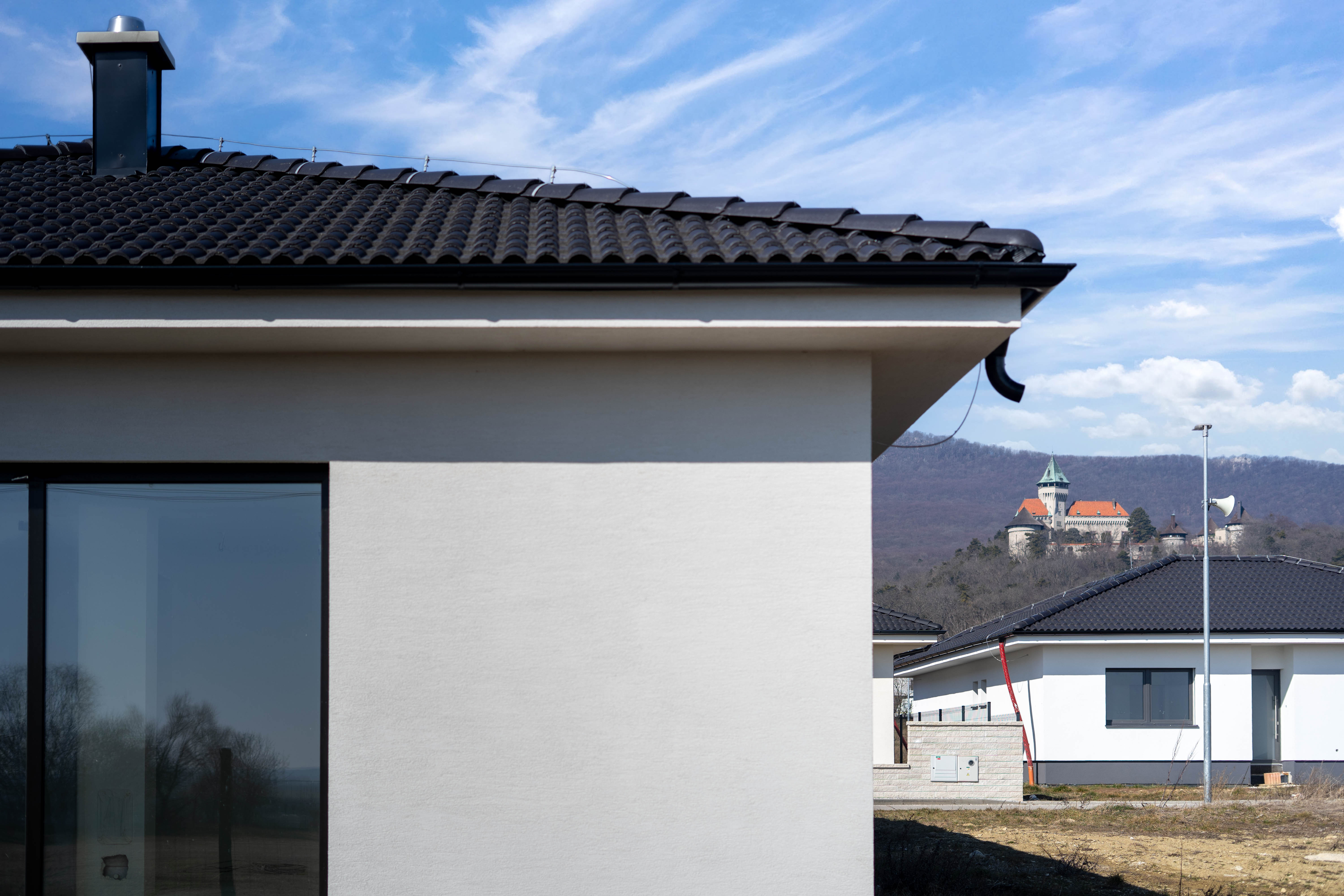 REZERVOVANÉ! Novostavba- Bungalov s pekným výhľadom na Smolenický  zámok!!