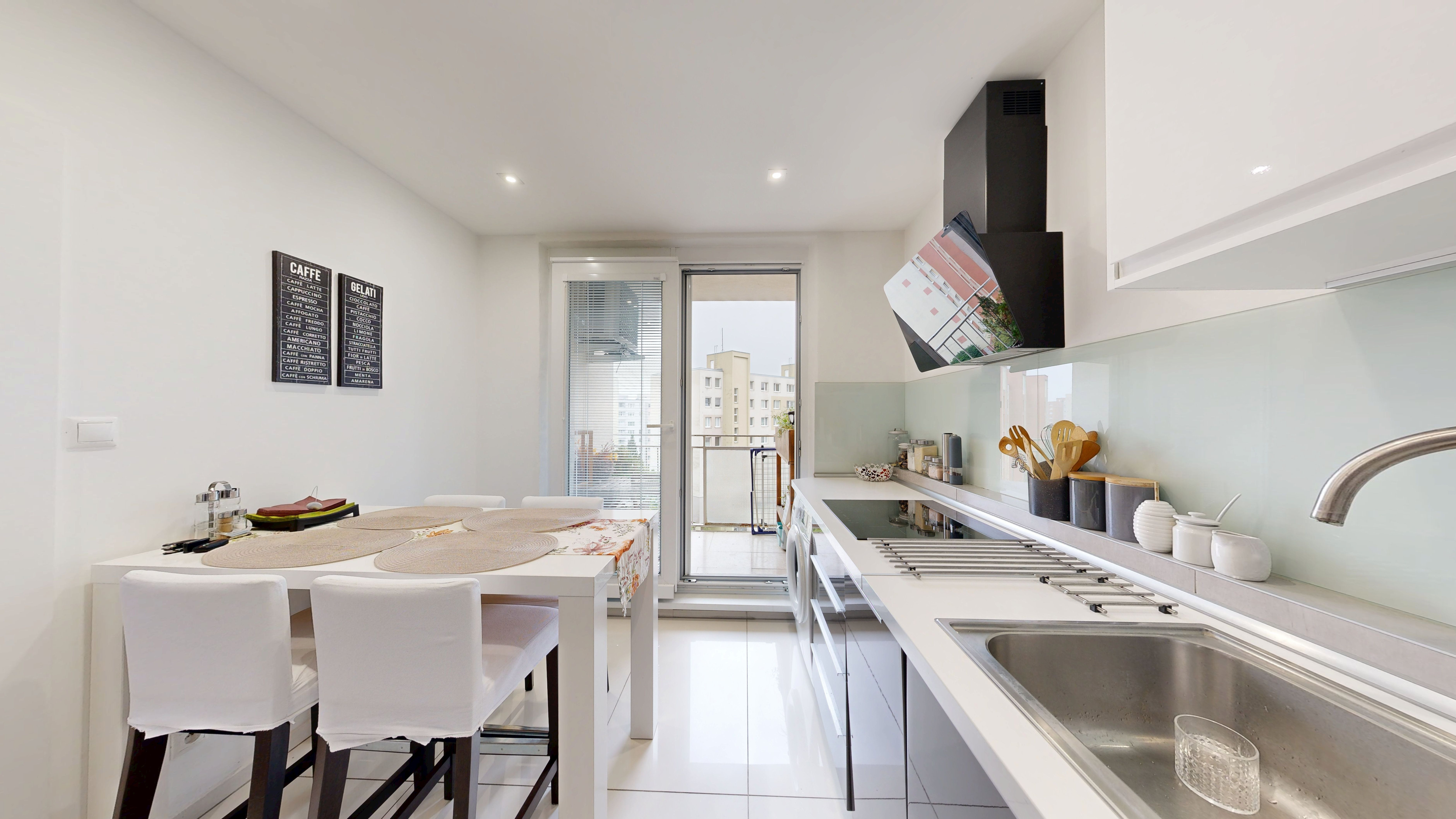 REZERVOVANÉ! Pekný 3-izbový byt po kompletnej rekonštrukcii a super výmerou! Na Hlinách!