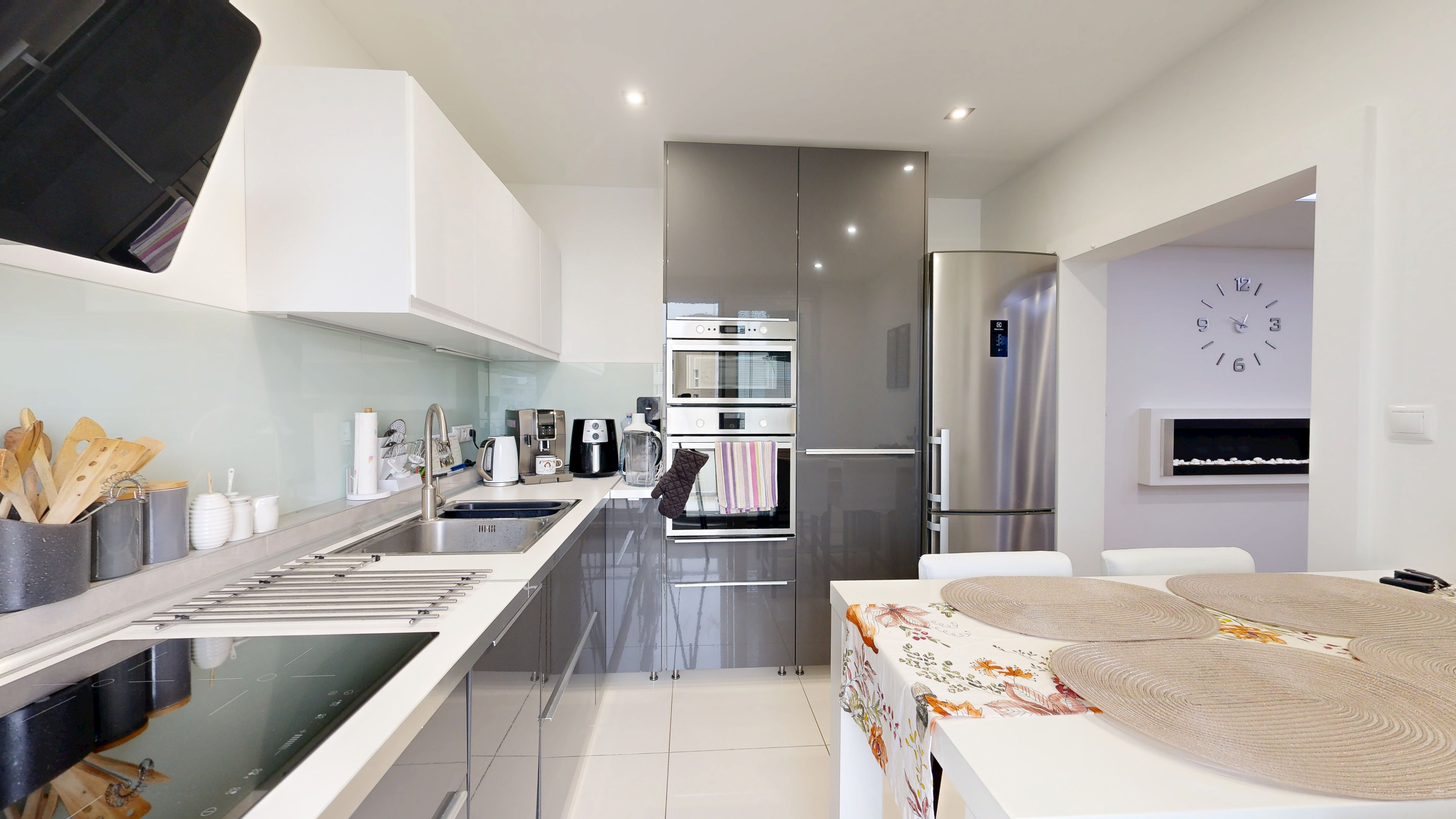 REZERVOVANÉ! Pekný 3-izbový byt po kompletnej rekonštrukcii a super výmerou! Na Hlinách!