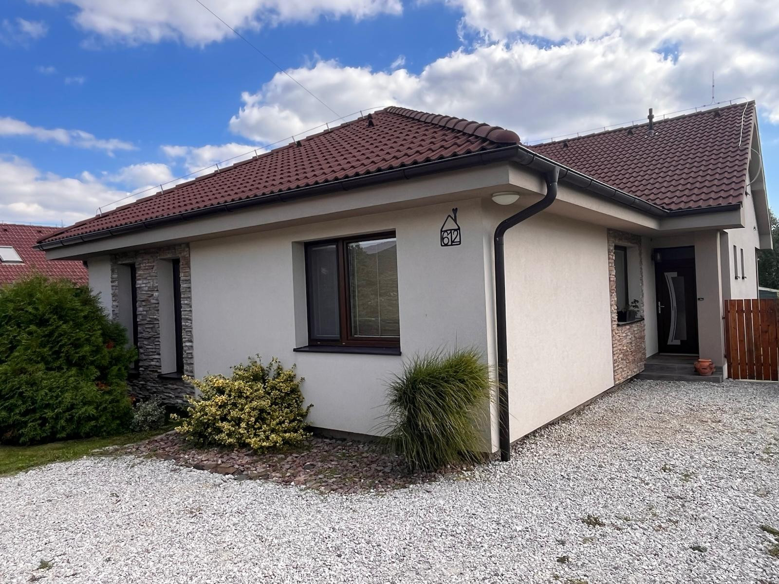 Moderný 6-izbový rodinný dom s veľkou záhradou, altánkom a bazénom – Dolné Orešany