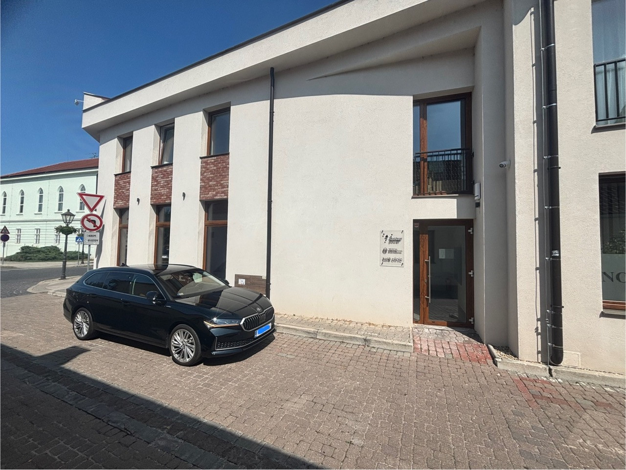 NA PREDAJ priestor v centre Trnavy  – Halenárska ulica