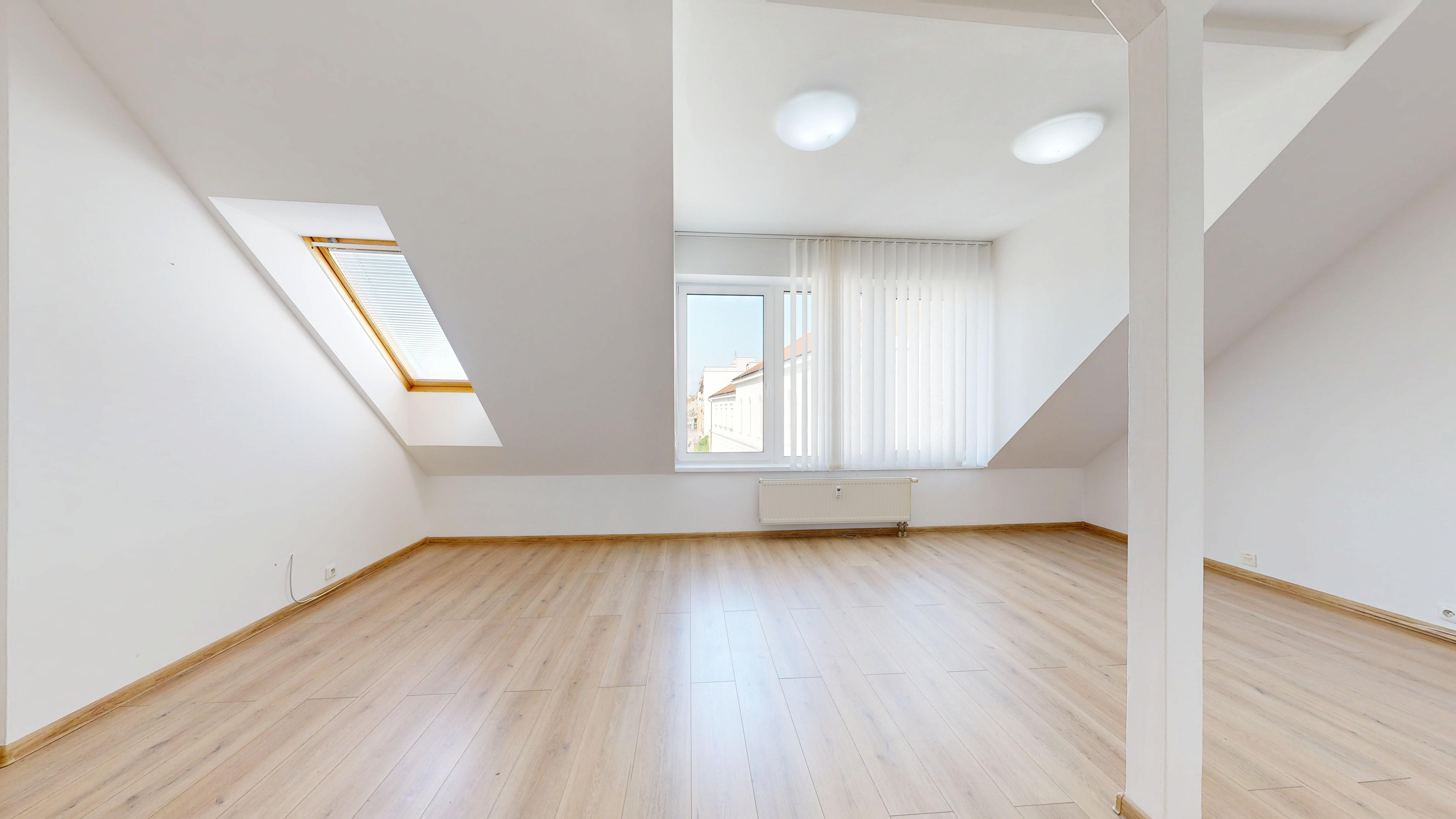 NA PREDAJ priestor v centre Trnavy  – Halenárska ulica