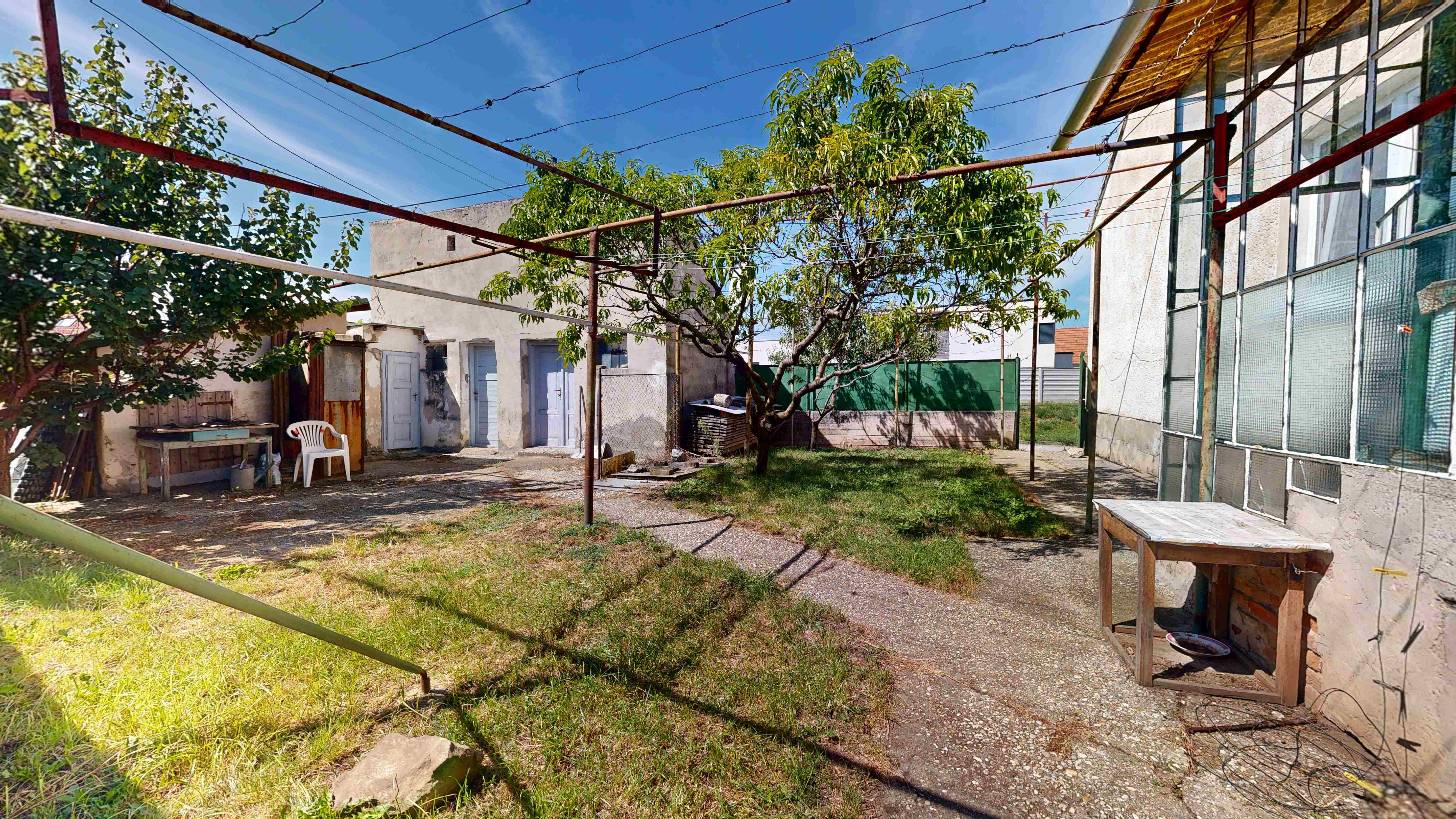 PREDAJ – STARŠÍ TEHLOVÝ RODINNÝ DOM V HRNČIAROVCIACH NAD PARNOU PRI TRNAVE