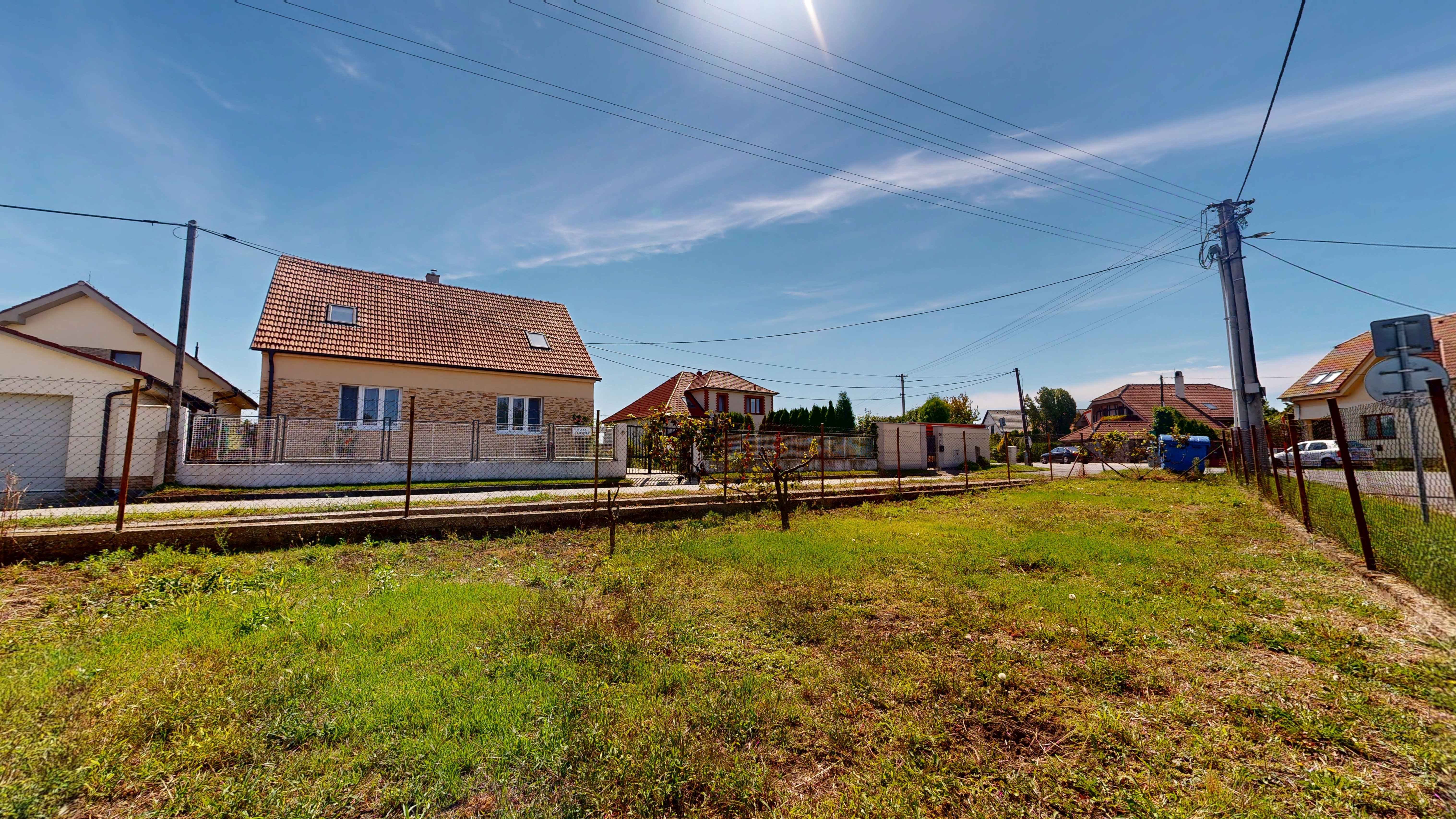 PREDAJ – STARŠÍ TEHLOVÝ RODINNÝ DOM V HRNČIAROVCIACH NAD PARNOU PRI TRNAVE