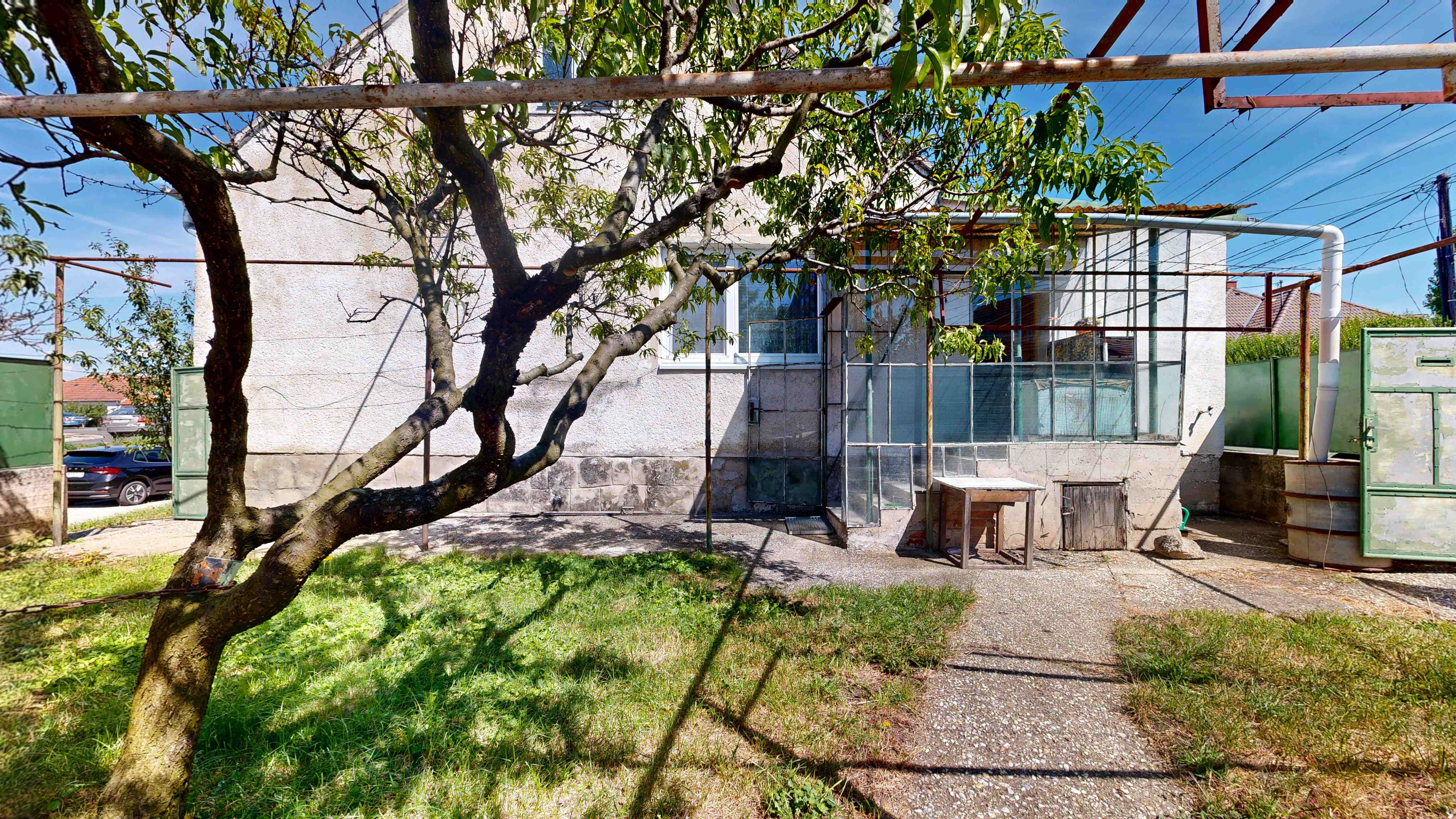 PREDAJ – STARŠÍ TEHLOVÝ RODINNÝ DOM V HRNČIAROVCIACH NAD PARNOU PRI TRNAVE