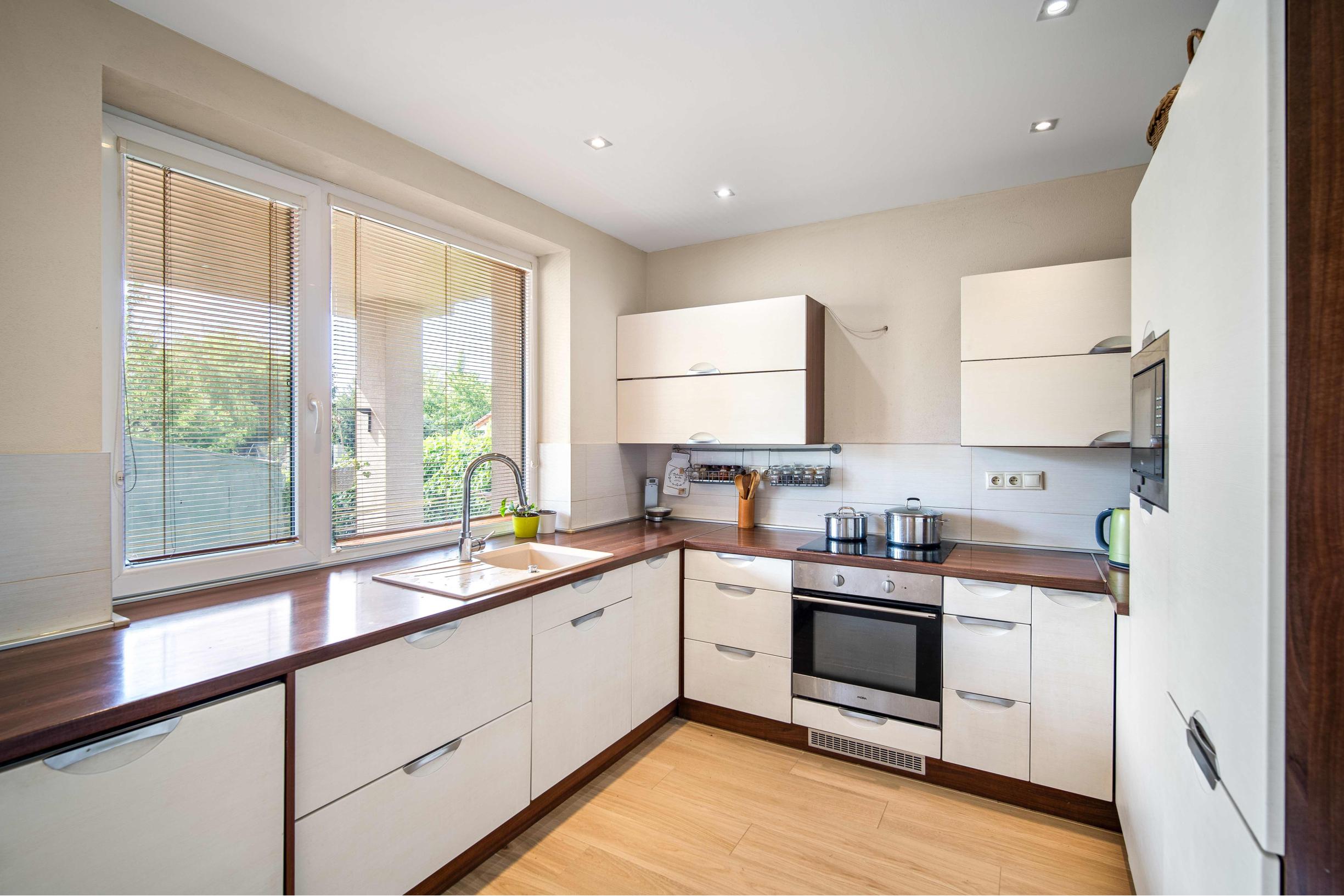 Moderný 6-izbový rodinný dom s veľkou záhradou, altánkom a bazénom – Dolné Orešany