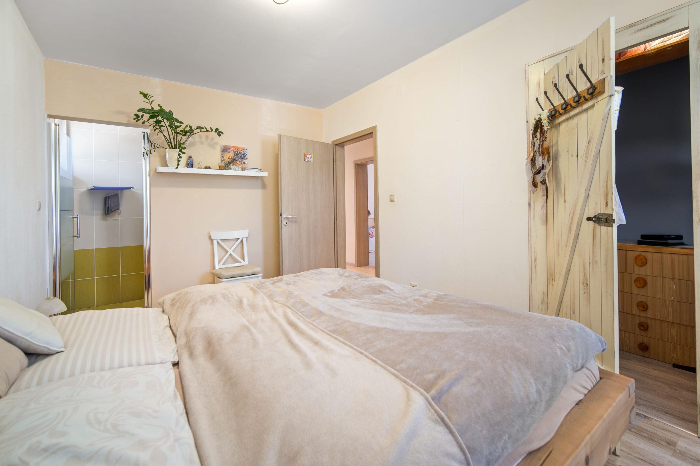 Moderný 6-izbový rodinný dom s veľkou záhradou, altánkom a bazénom – Dolné Orešany