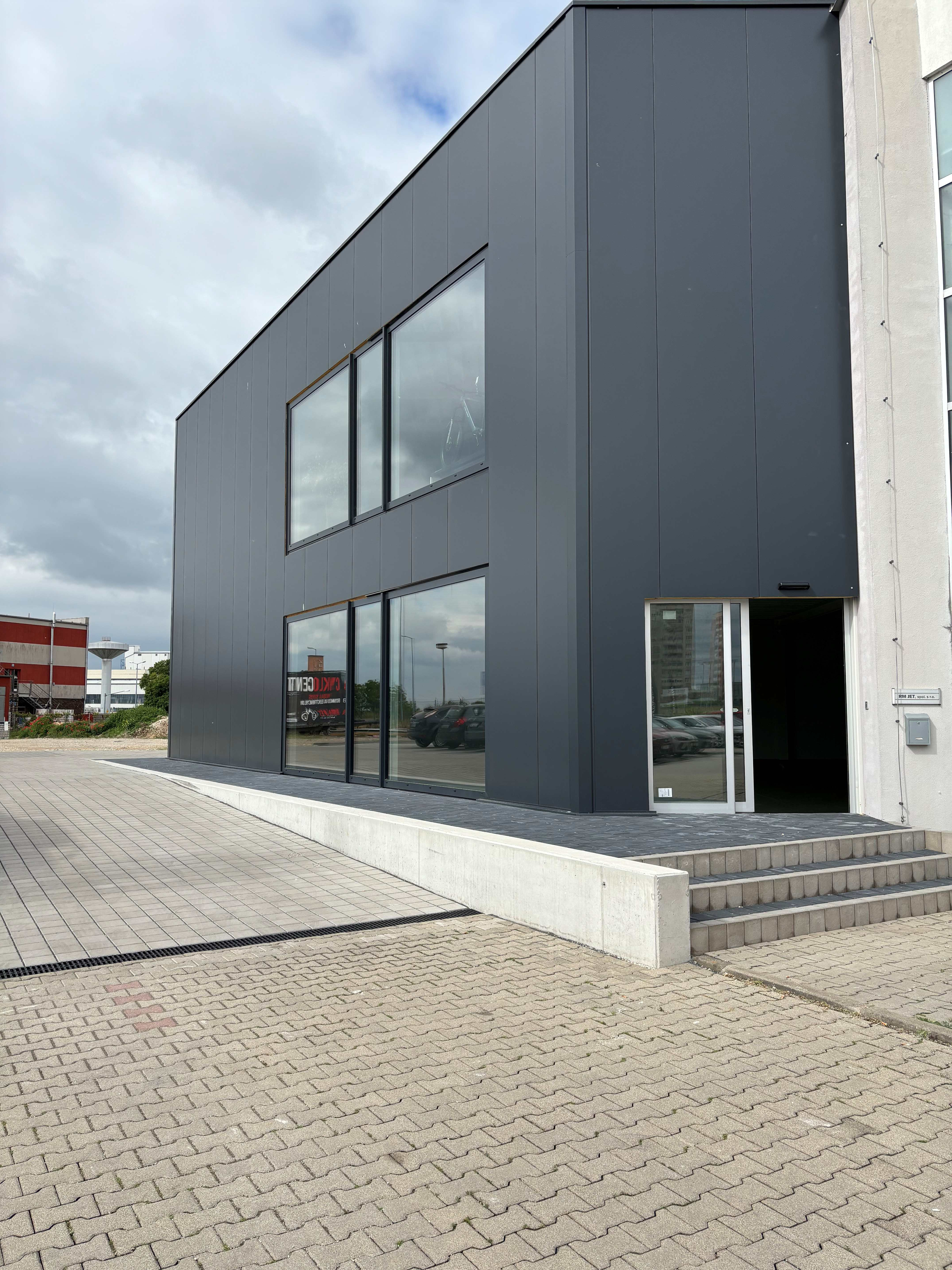 Obchodný priestor na prenájom – 300 m² | Bratislavská ulica – Trnava | Vynikajúca poloha pri RM JET