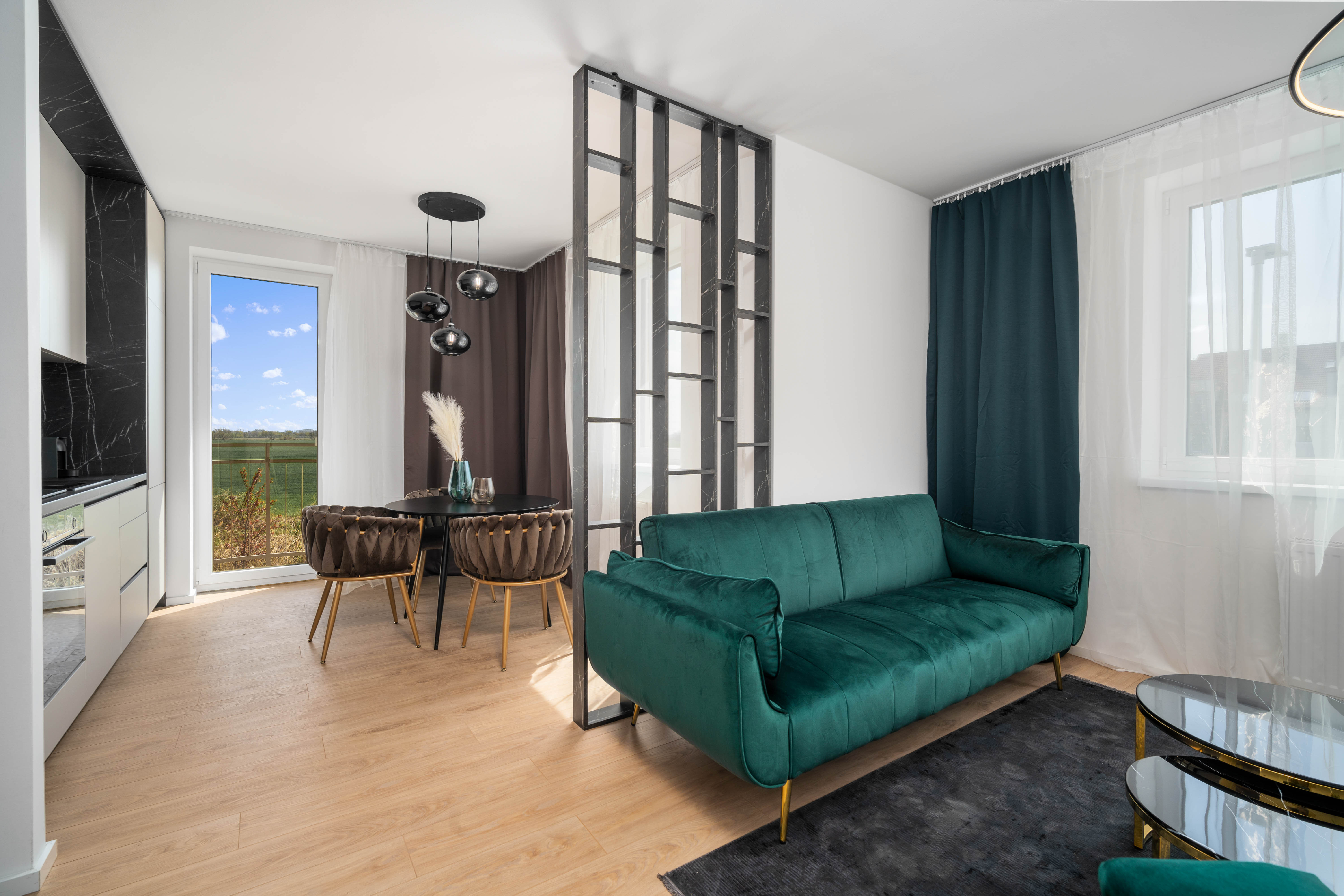 Štýlový 3-izbový byt so zariadením, loggiou a balkónom